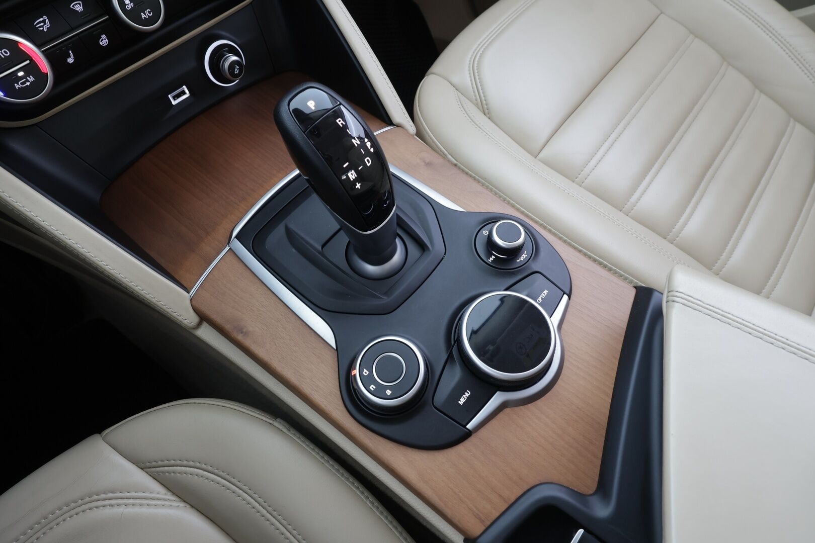 ALFA ROMEO STELVIO 2018 2,0 Bensiini 280hp AT8 AWD Super - | Muistipenkki | P.Kamera | Xenon | Kaistavahti | Katveavustin | Navi | Keyless | Kahdet renkaat | 
