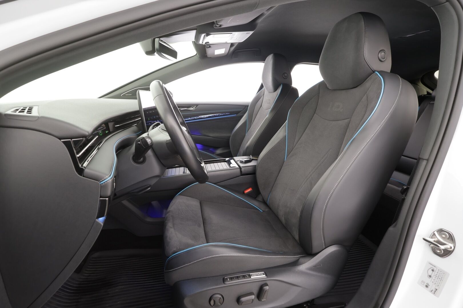 VOLKSWAGEN ID.7 2024 Pro 82kWh 210kW - | ACC | HUD | H&K | Ilm. Sporttipenkit muistilla | 360° | Matrix | Koukku | Travel assist | Nahka-alcantara | Ambient | 