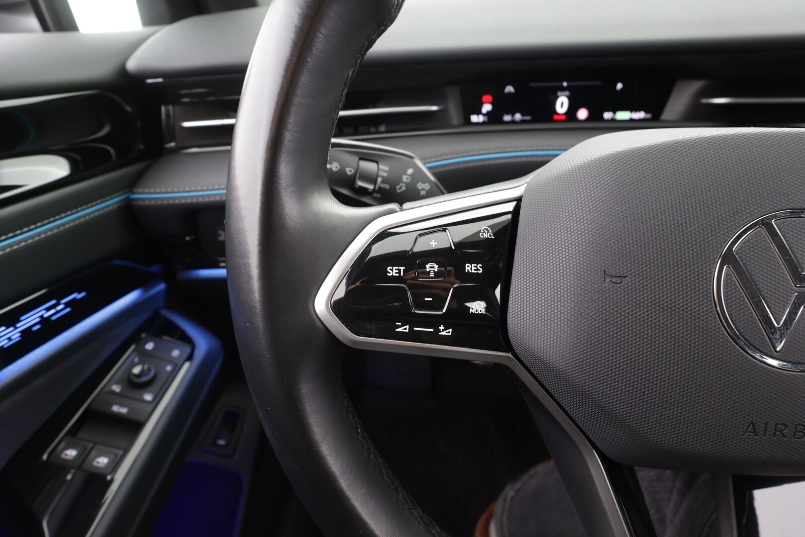 VOLKSWAGEN ID.7 2024 Pro 82kWh 210kW - | ACC | HUD | H&K | Ilm. Sporttipenkit muistilla | 360° | Matrix | Koukku | Travel assist | Nahka-alcantara | Ambient | 