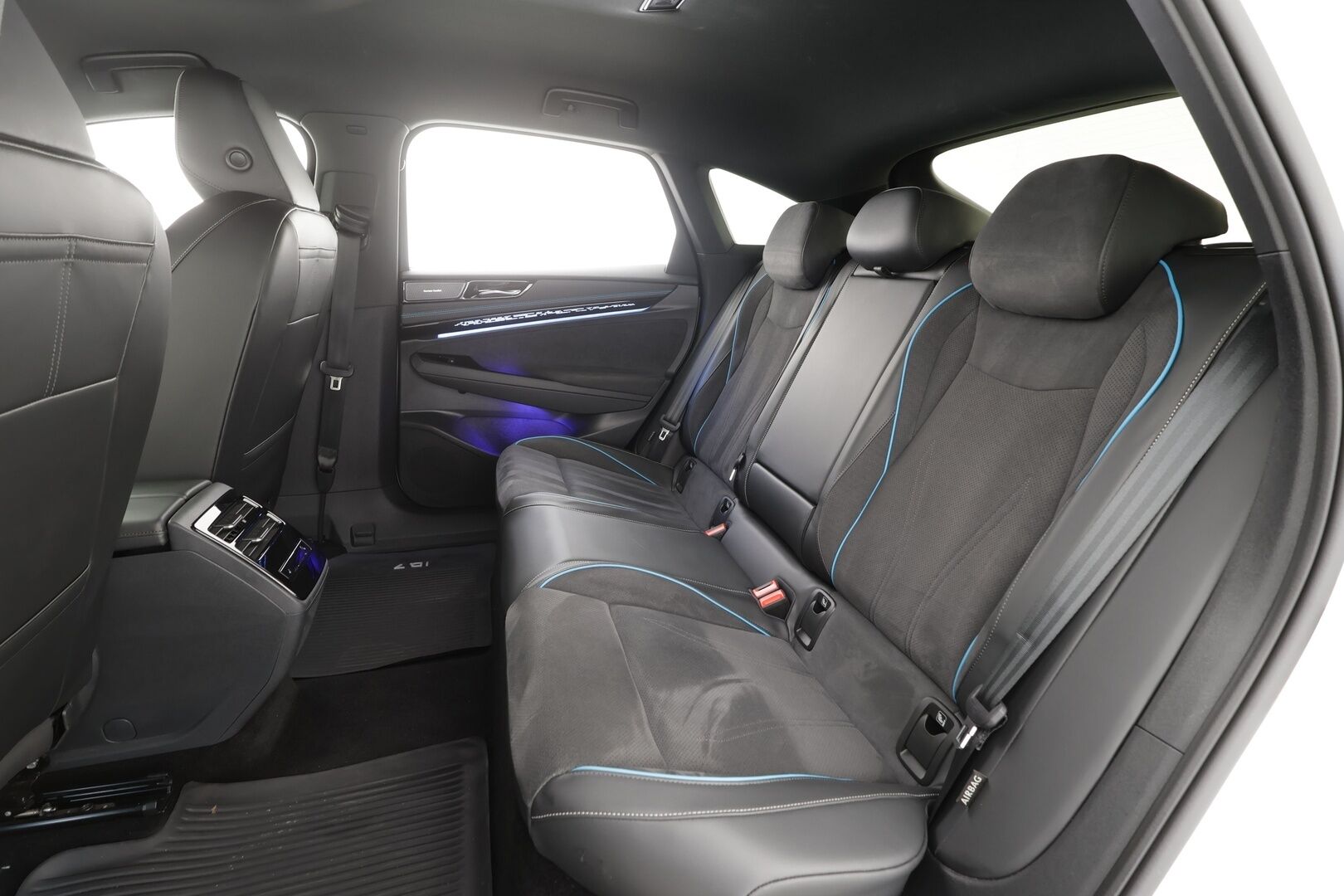 VOLKSWAGEN ID.7 2024 Pro 82kWh 210kW - | ACC | HUD | H&K | Ilm. Sporttipenkit muistilla | 360° | Matrix | Koukku | Travel assist | Nahka-alcantara | Ambient | 