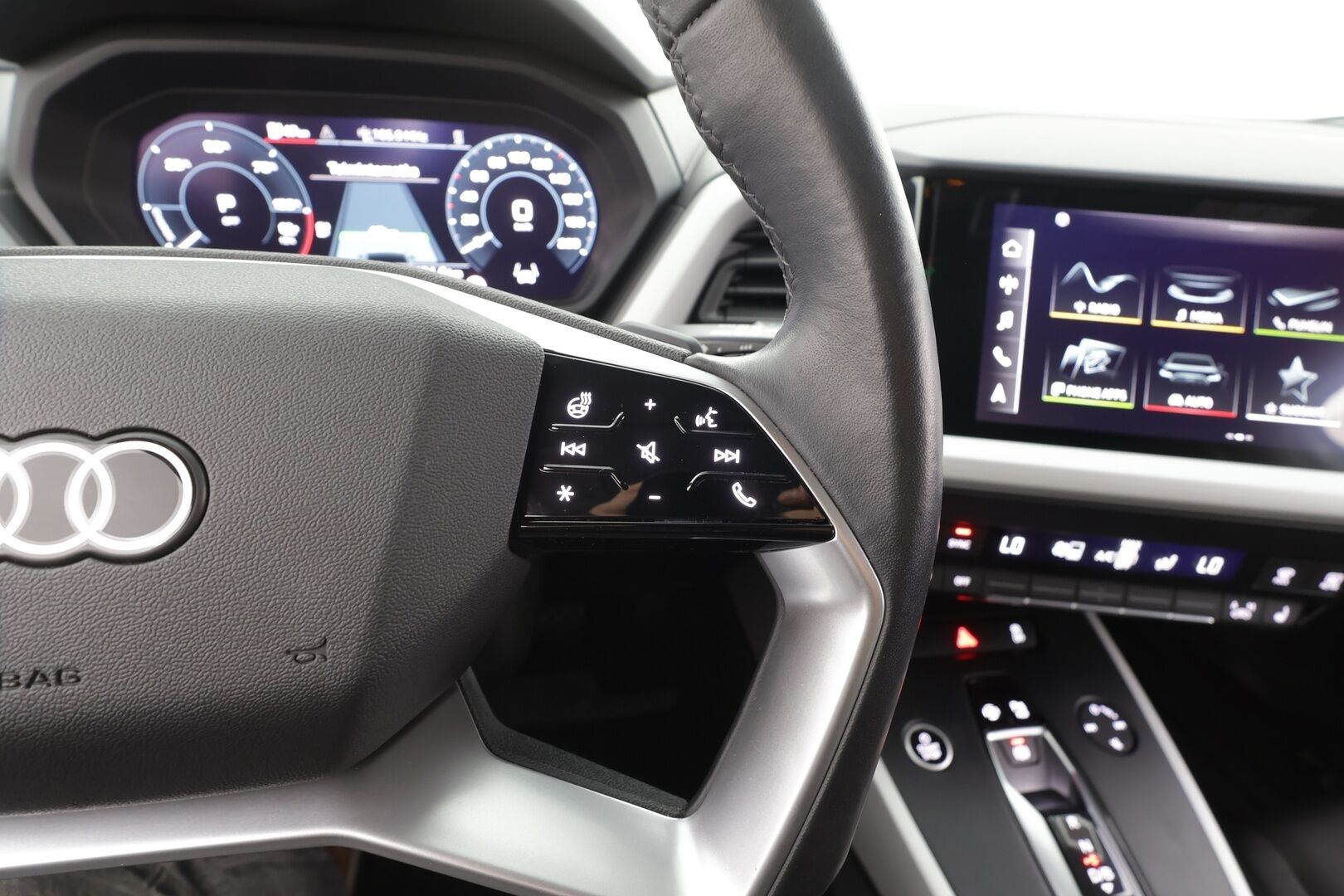 AUDI Q4 E-TRON 2023 40 e-tron - | ILP | Koukku | ACC | Matrix-LED | P.Kamera | Kaistavahti | Apple&Android | Merkkihuollot | 2x Latauskaapelit