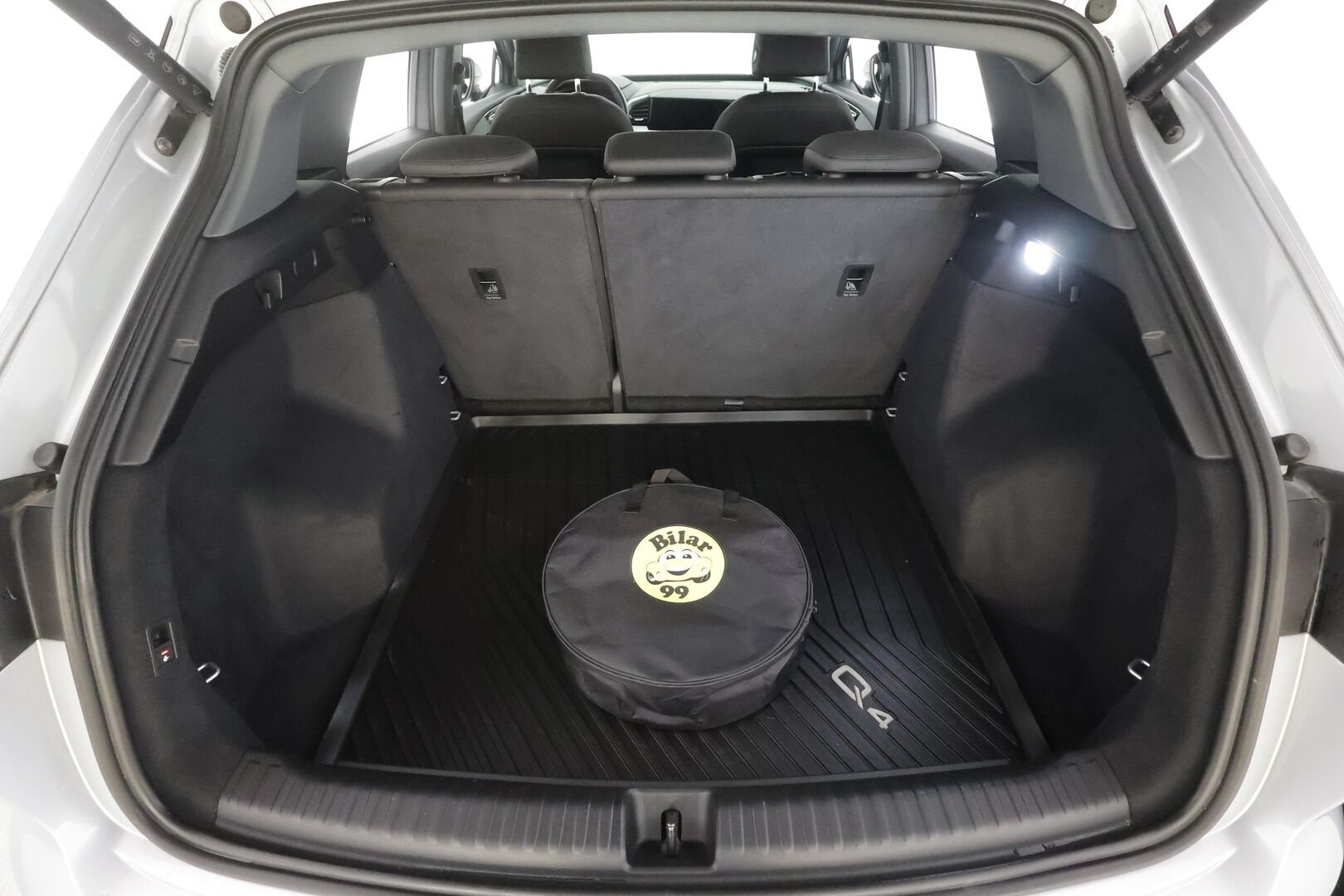 AUDI Q4 E-TRON 2023 40 e-tron - | ILP | Koukku | ACC | Matrix-LED | P.Kamera | Kaistavahti | Apple&Android | Merkkihuollot | 2x Latauskaapelit