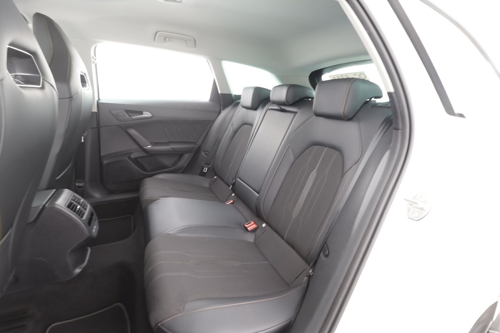 Cupra Leon Sportstourer 2023 1,4 PHEV 180 kW e-HYBRID DSG - | ACC | DCC | P.kamera | Ambient | Puolinahat | Sporttipenkit | P.kamera | Keyless | LED | Kaistavahti | ALV | 