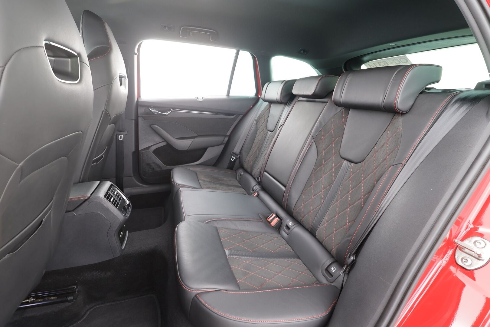 SKODA OCTAVIA 2022  Combi RS 2.0 TSI 180kW DSG - | ACC | Matrix-LED | P.Kamera | HUD | Hierovat Muistipenkit | Keyless | Digimittaristo | Puolinahat | Apple&Android | Kahdet Renkaat |