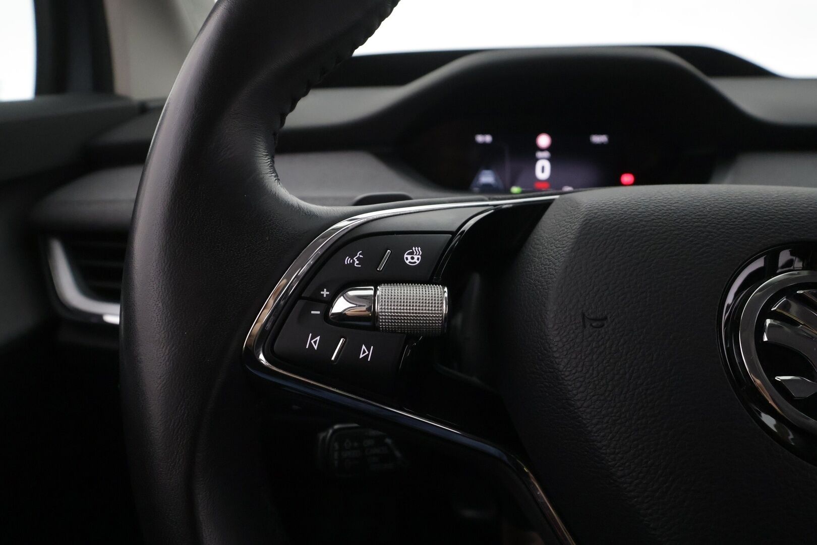 SKODA ENYAQ 2022 80 iV - | ACC | ILP | HUD | Matrix-LED | P.Kamera | Puolinahat | Apple&Android | Kahdet Renkaat |