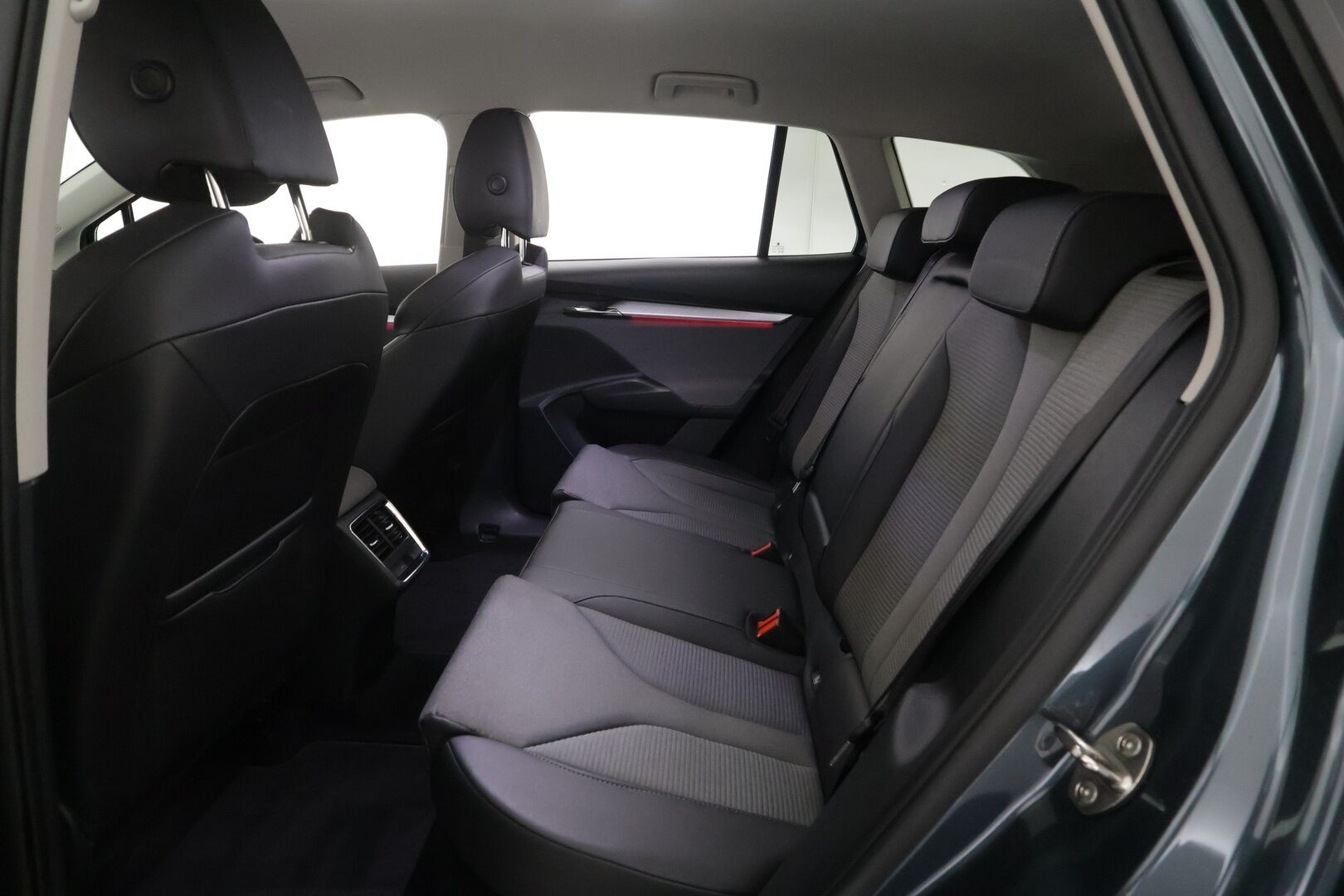 SKODA ENYAQ 2022 80 iV - | ACC | ILP | HUD | Matrix-LED | P.Kamera | Puolinahat | Apple&Android | Kahdet Renkaat |