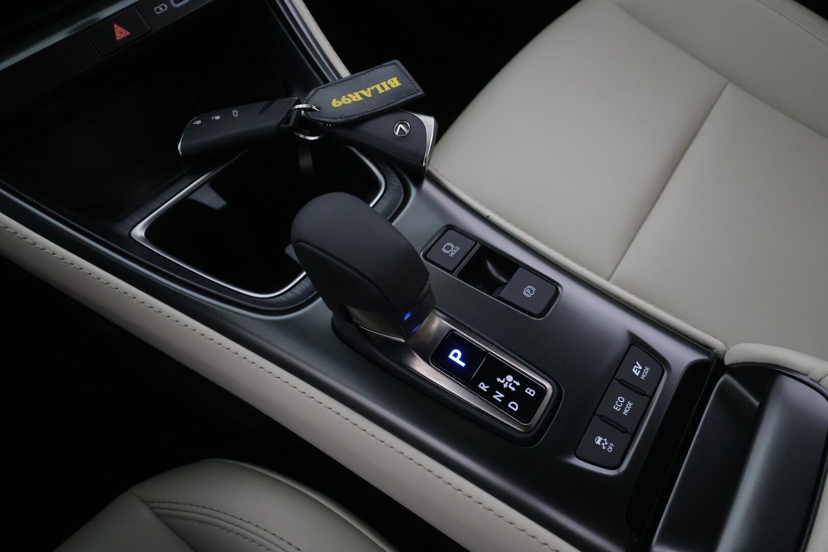 LEXUS LBX 2024 200h Launch Edition Elegant - | ACC | Nahkasisusta | Lane assist | P.kamera | Digimittaristo | Sähk. takaluukku | Keyless | LED | Lämm. ratti | 