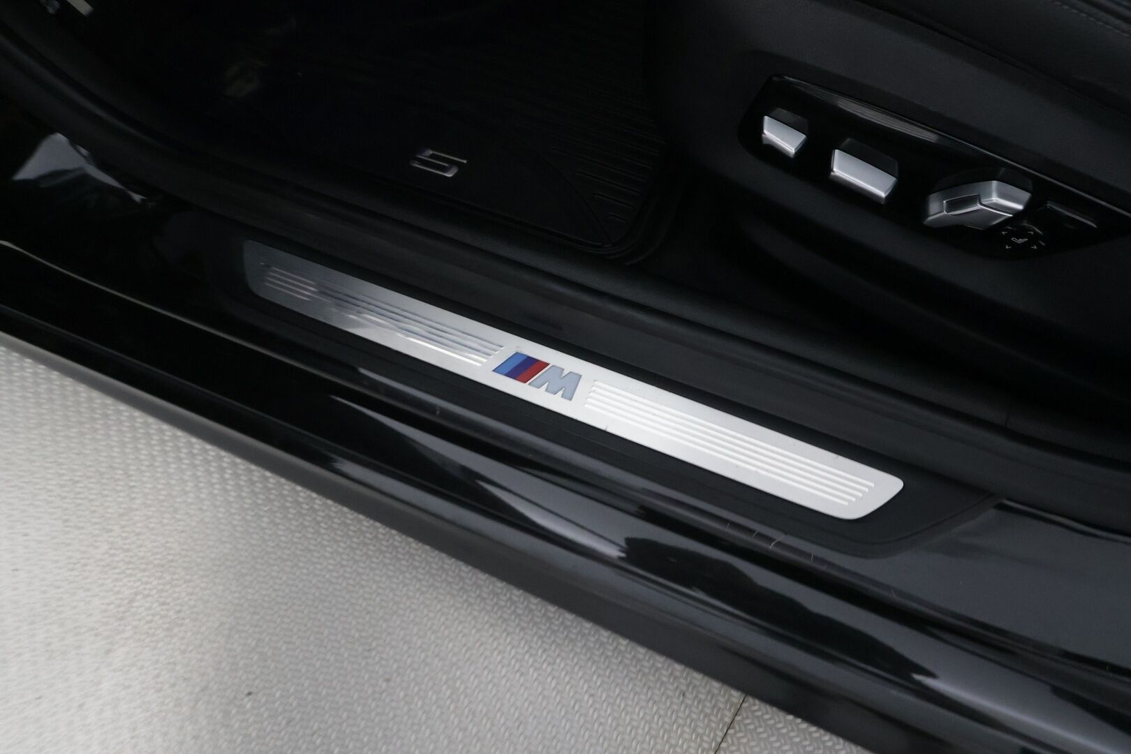 BMW 530 2018 G30 530i xDrive M-sport - | ACC | Koukku | Webasto | Comfort Penkit Muistilla | P.kamera | sporttinahat | Adapt.LED | Merkkihuollettu | Kahdet Renkaat |
