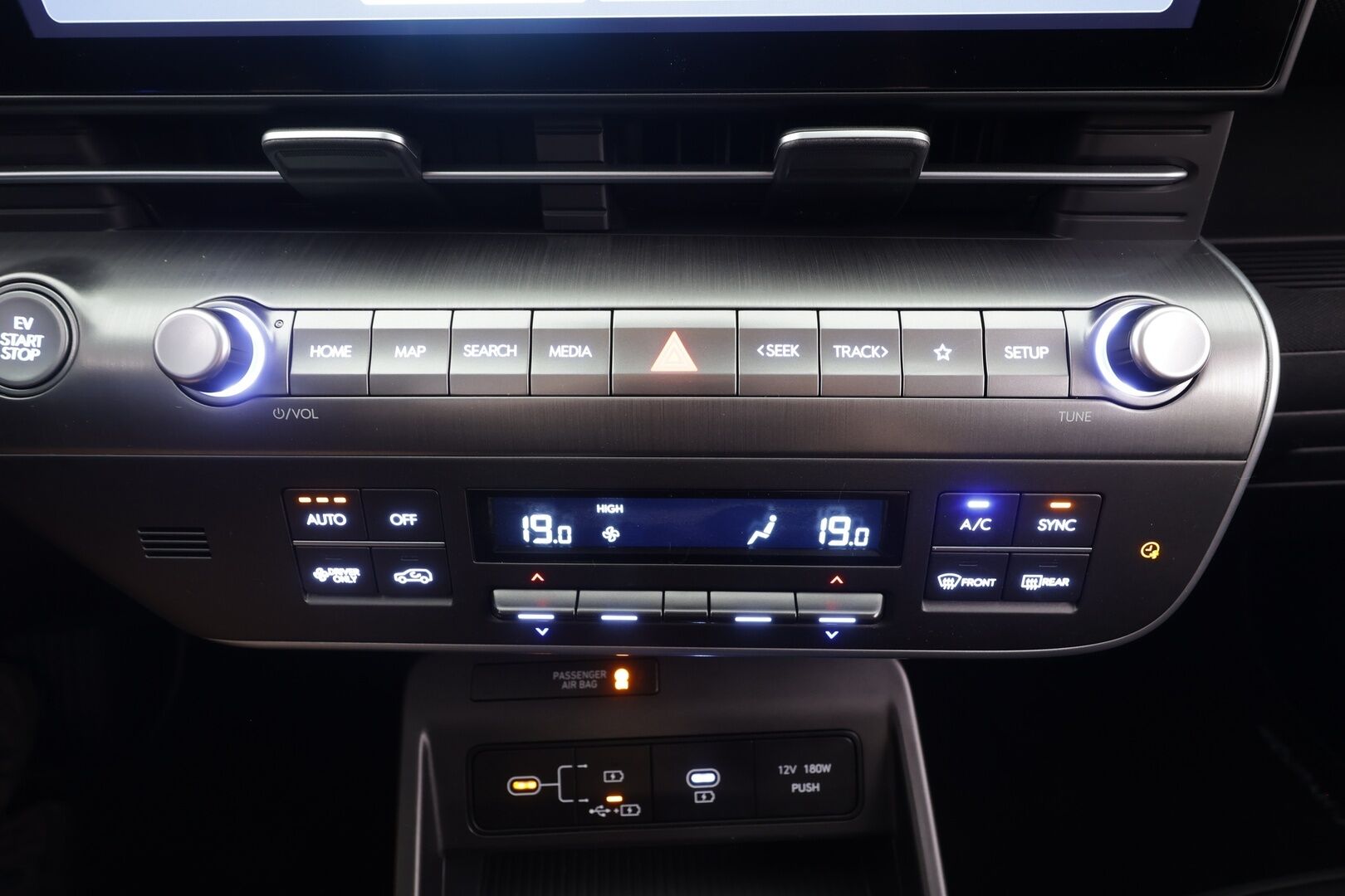 HYUNDAI KONA ELECTRIC 2024 48 kWh 156 hv Comfort - | ACC | ILP | HDA | P.kamera | Digimittaristo | Lämm. ratti | Keyless | LED | Akuston esilämmitys | 2x renkaat aluin | ALV | 