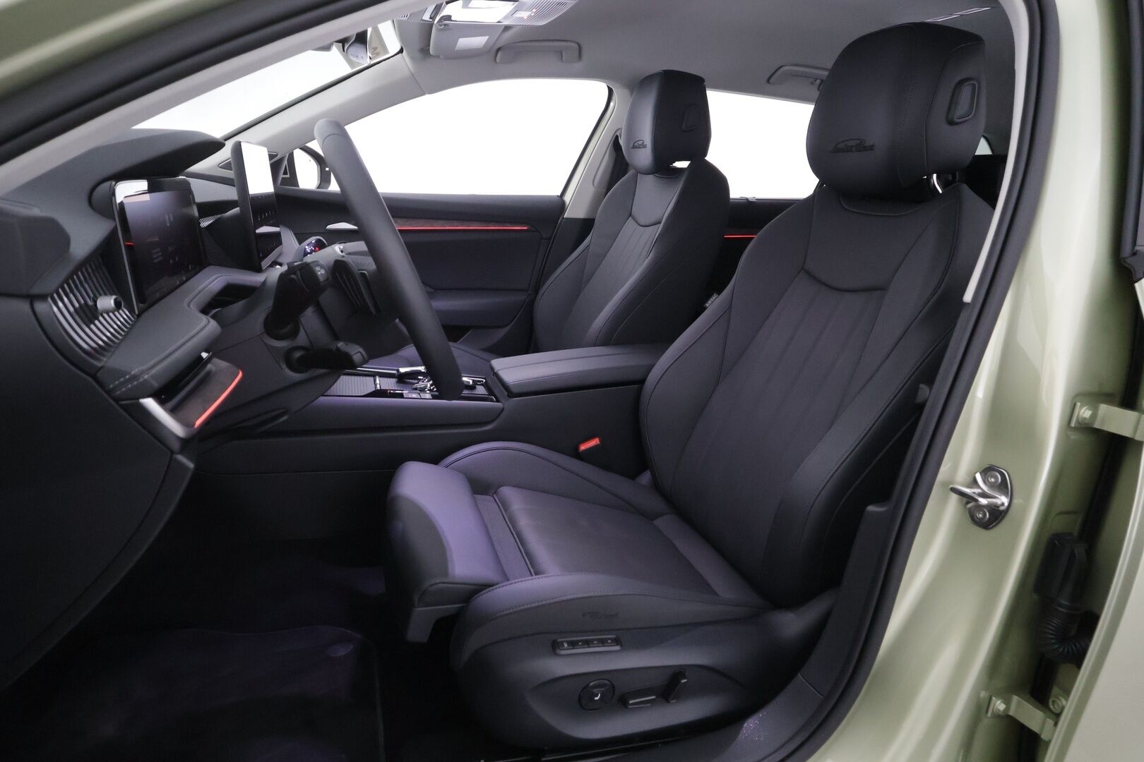 SKODA SUPERB 2025 Combi 1.5 TSI PHEV L&K DSG Autom - | ACC | Koukku | Hierovat&Ilmastoidut Muistipenkit | Skoda Crystal Matrix-LED | Canton | HUD | 360-Kamera | Comfort Nahat | Keyless | Apple&Android | Kahdet Renkaat |