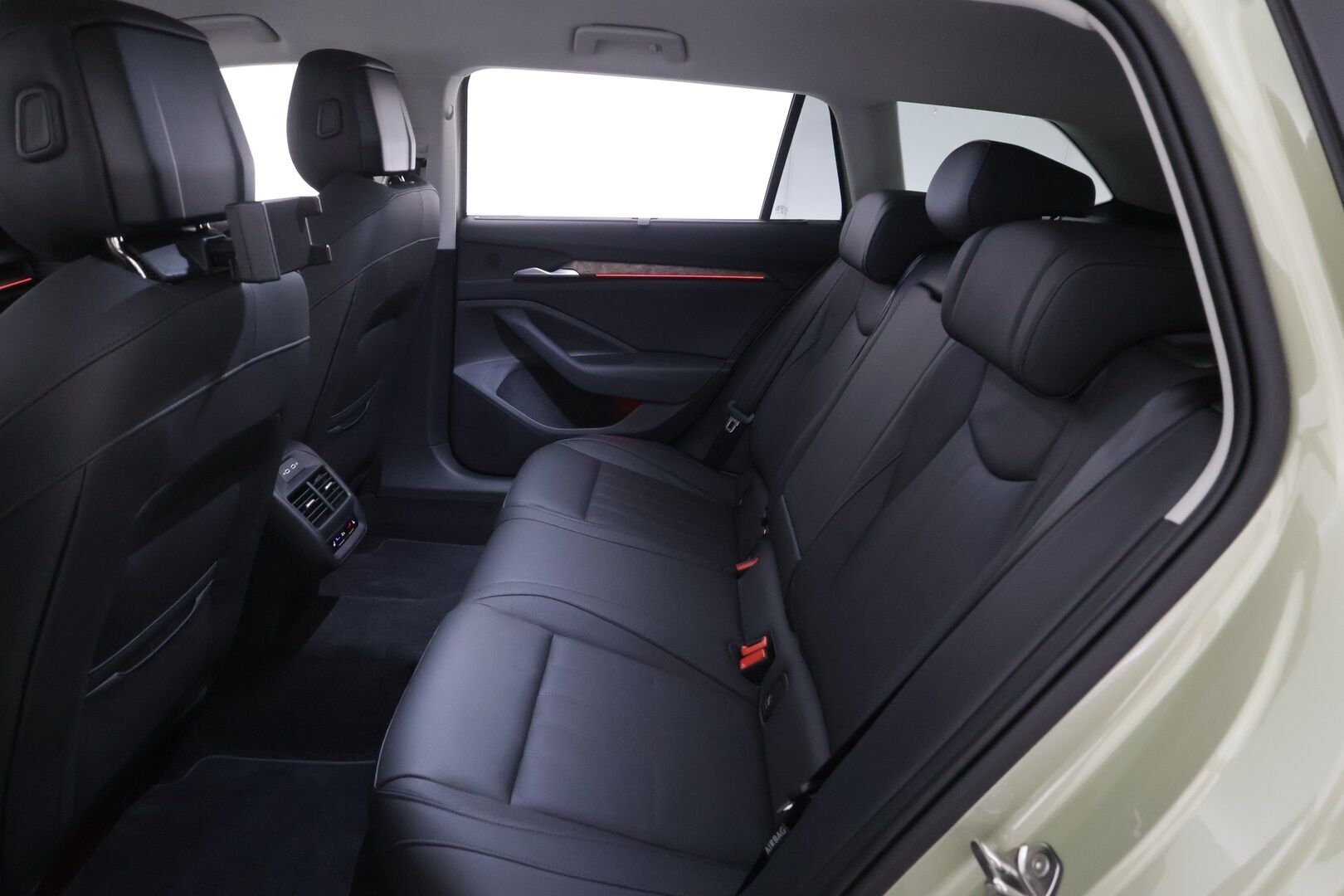 SKODA SUPERB 2025 Combi 1.5 TSI PHEV L&K DSG Autom - | ACC | Koukku | Hierovat&Ilmastoidut Muistipenkit | Skoda Crystal Matrix-LED | Canton | HUD | 360-Kamera | Comfort Nahat | Keyless | Apple&Android | Kahdet Renkaat |