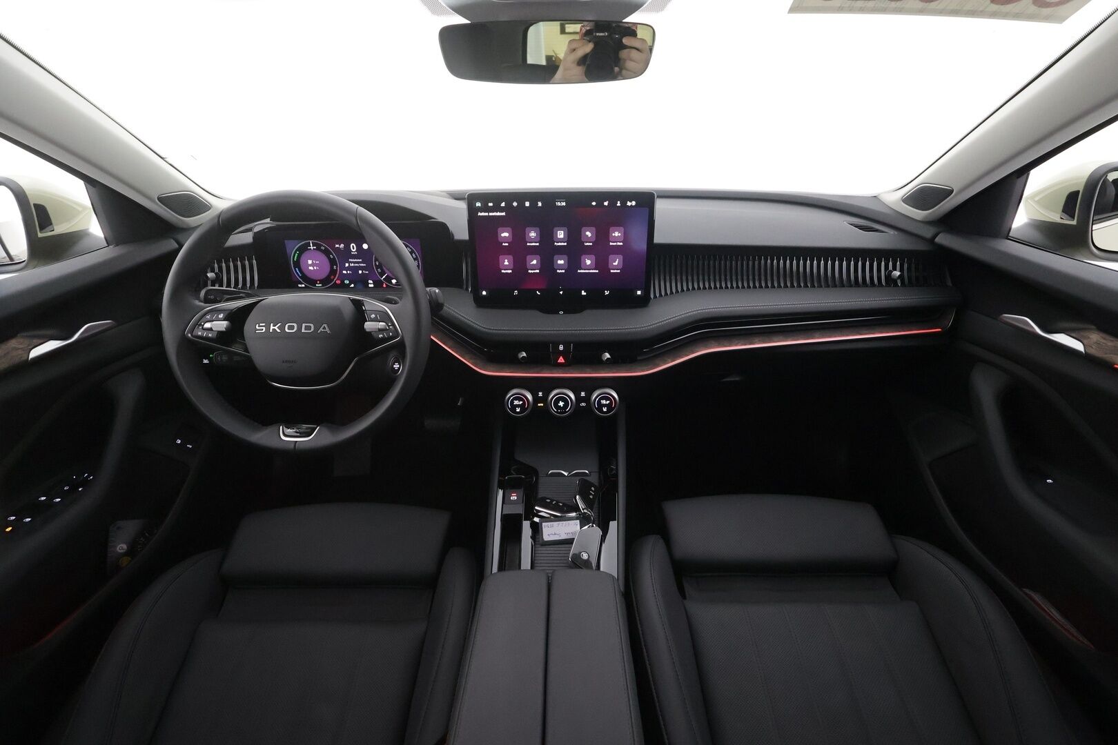 SKODA SUPERB 2025 Combi 1.5 TSI PHEV L&K DSG Autom - | ACC | Koukku | Hierovat&Ilmastoidut Muistipenkit | Skoda Crystal Matrix-LED | Canton | HUD | 360-Kamera | Comfort Nahat | Keyless | Apple&Android | Kahdet Renkaat |