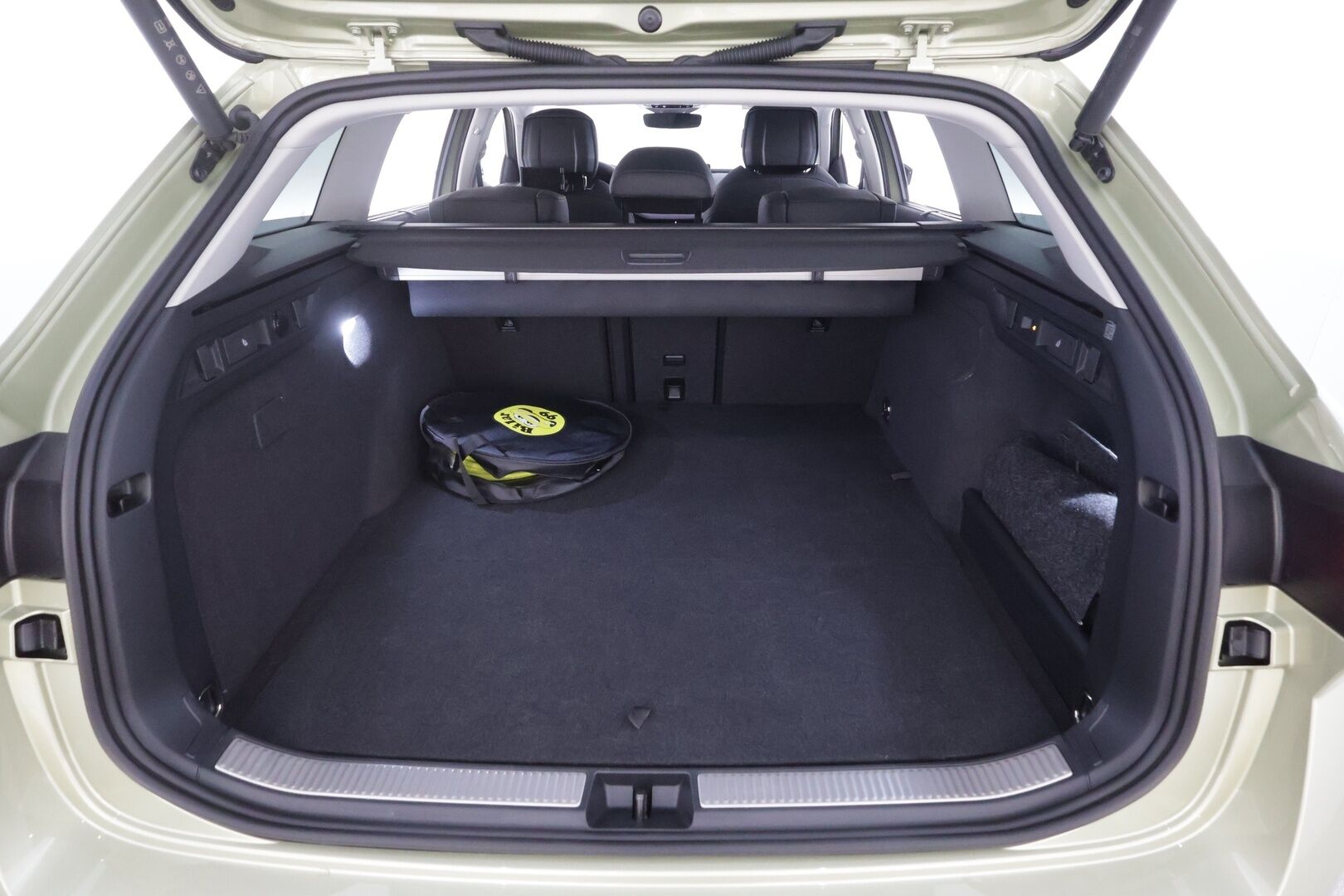 SKODA SUPERB 2025 Combi 1.5 TSI PHEV L&K DSG Autom - | ACC | Koukku | Hierovat&Ilmastoidut Muistipenkit | Skoda Crystal Matrix-LED | Canton | HUD | 360-Kamera | Comfort Nahat | Keyless | Apple&Android | Kahdet Renkaat |