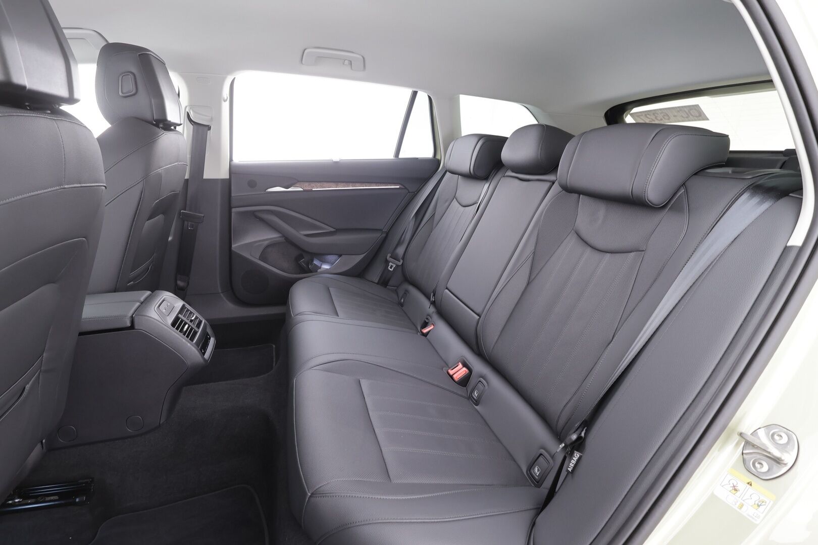 SKODA SUPERB 2025 Combi 1.5 TSI PHEV L&K DSG Autom - | ACC | Koukku | Skoda crystal Matrix-LED | Hierovat&Ilmastoidut Muistipenkit | Canton | HUD | 360-Kamera | Sporttinahat | Keyless | Koti&Kauppalaturi |