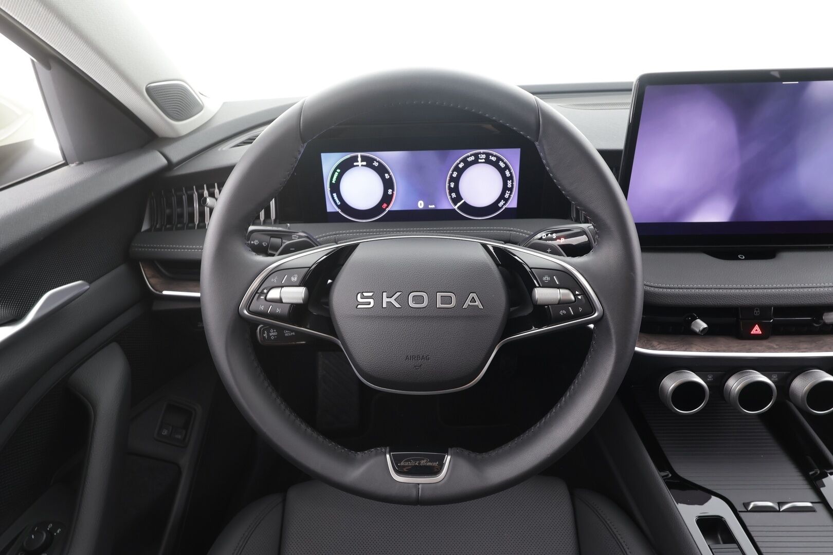 SKODA SUPERB 2025 Combi 1.5 TSI PHEV L&K DSG Autom - | ACC | Koukku | Skoda crystal Matrix-LED | Hierovat&Ilmastoidut Muistipenkit | Canton | HUD | 360-Kamera | Sporttinahat | Keyless | Koti&Kauppalaturi |