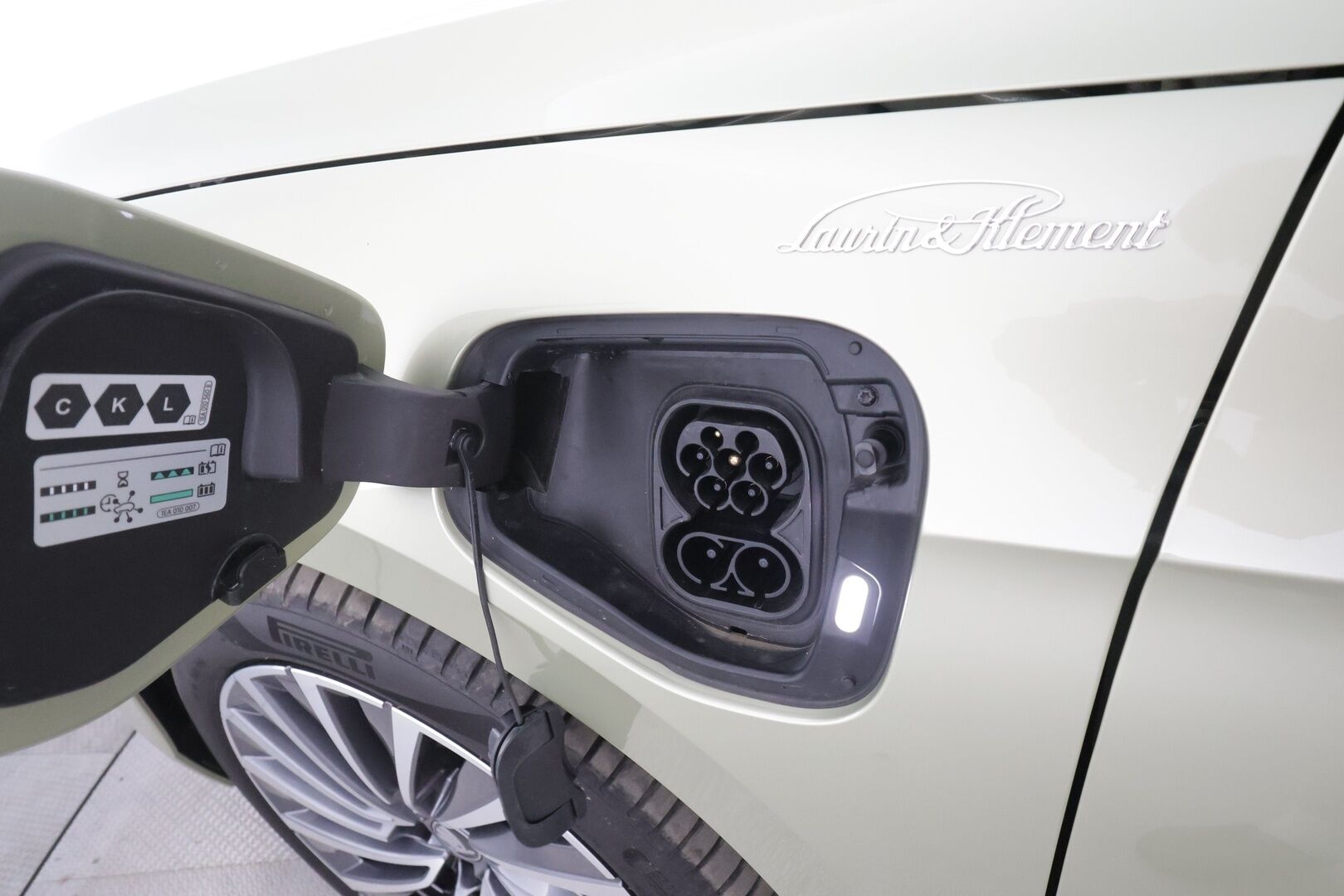 SKODA SUPERB 2025 Combi 1.5 TSI PHEV L&K DSG Autom - | ACC | Koukku | Skoda crystal Matrix-LED | Hierovat&Ilmastoidut Muistipenkit | Canton | HUD | 360-Kamera | Sporttinahat | Keyless | Koti&Kauppalaturi |