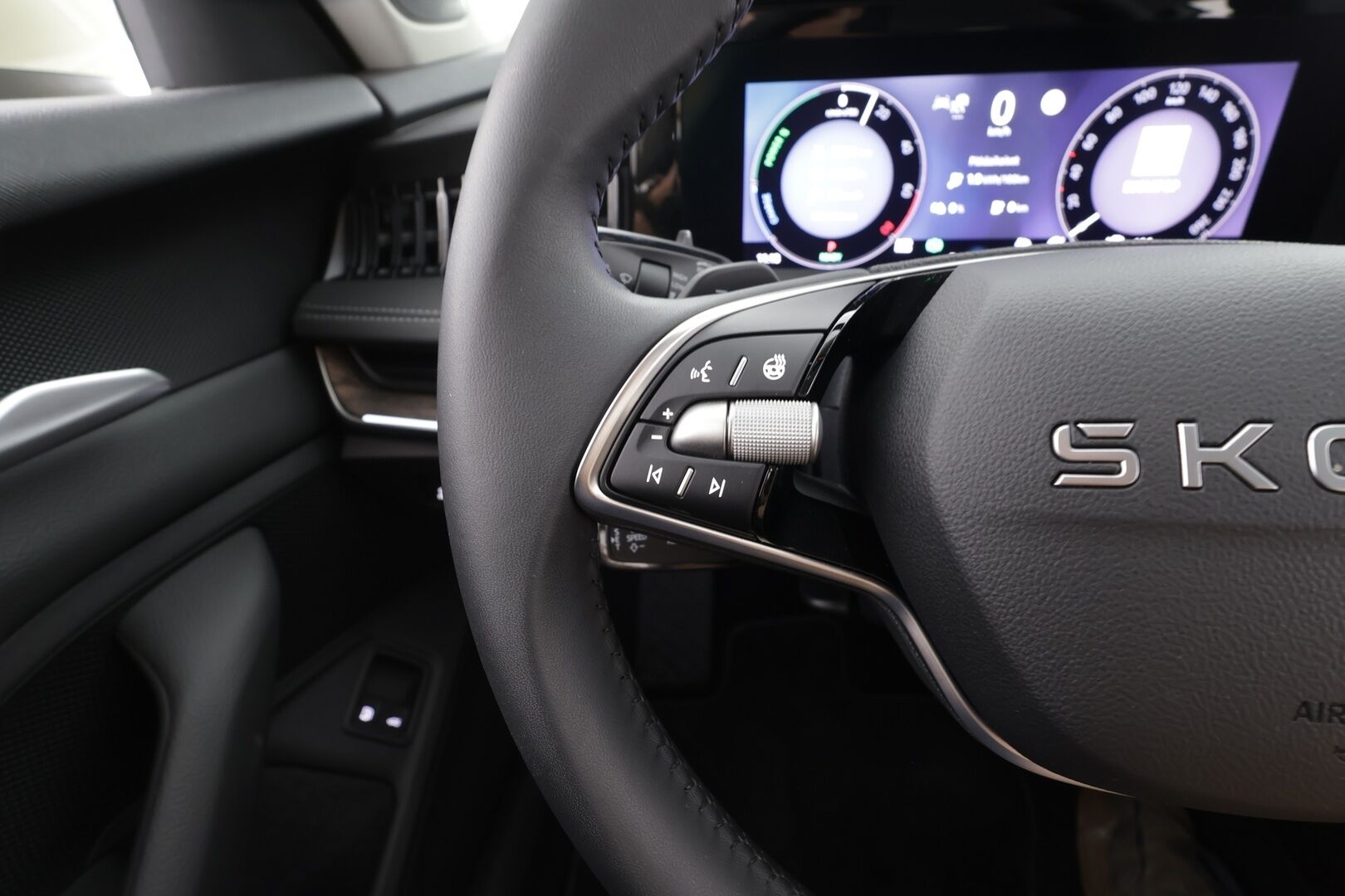 SKODA SUPERB 2025 Combi 1.5 TSI PHEV L&K DSG Autom - | ACC | Koukku | Skoda crystal Matrix-LED | Hierovat&Ilmastoidut Muistipenkit | Canton | HUD | 360-Kamera | Sporttinahat | Keyless | Koti&Kauppalaturi |