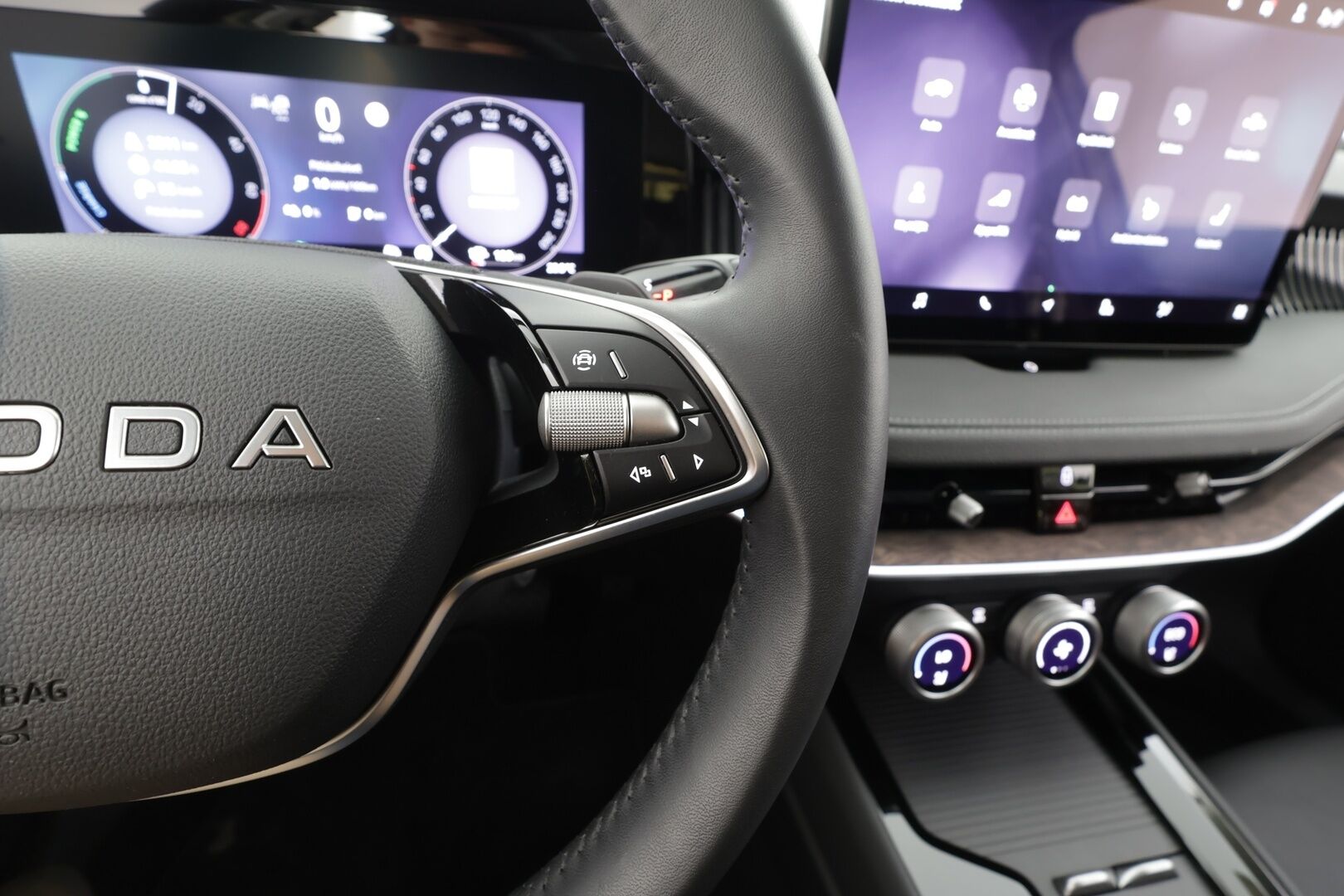 SKODA SUPERB 2025 Combi 1.5 TSI PHEV L&K DSG Autom - | ACC | Koukku | Skoda crystal Matrix-LED | Hierovat&Ilmastoidut Muistipenkit | Canton | HUD | 360-Kamera | Sporttinahat | Keyless | Koti&Kauppalaturi |