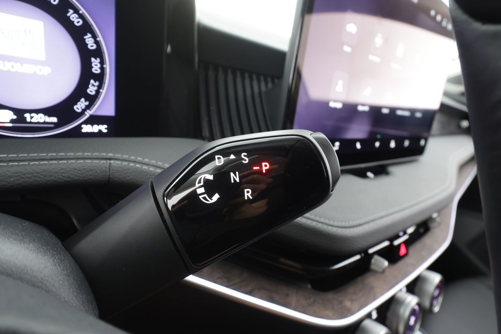 SKODA SUPERB 2025 Combi 1.5 TSI PHEV L&K DSG Autom - | ACC | Koukku | Skoda crystal Matrix-LED | Hierovat&Ilmastoidut Muistipenkit | Canton | HUD | 360-Kamera | Sporttinahat | Keyless | Koti&Kauppalaturi |