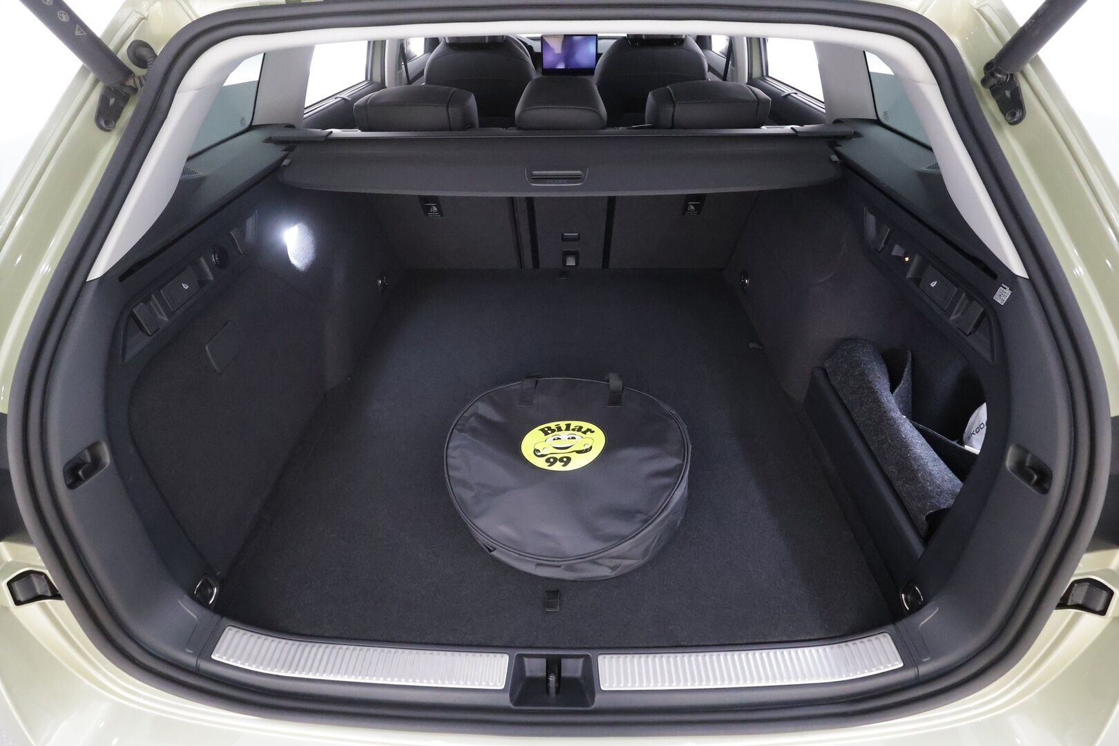 SKODA SUPERB 2025 Combi 1.5 TSI PHEV L&K DSG Autom - | ACC | Koukku | Skoda crystal Matrix-LED | Hierovat&Ilmastoidut Muistipenkit | Canton | HUD | 360-Kamera | Sporttinahat | Keyless | Koti&Kauppalaturi |
