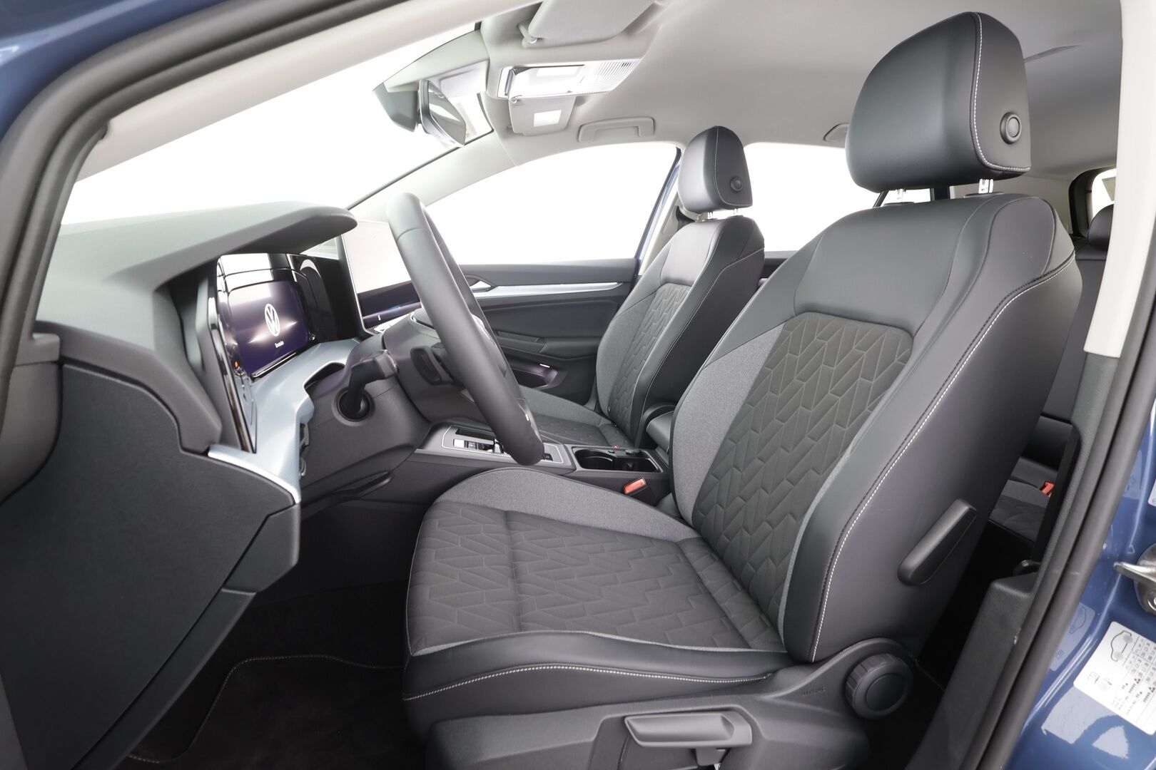 VOLKSWAGEN GOLF 2025 Life GOAL 1.5 electric/TSI eHybrid 150kW DSG - | ACC | P.tutkat | LED | Puolinahat | Digimittaristo | Ratinlämmitys |Apple&Android | Kahdet Renkaat | Koti&Kauppalaturi |