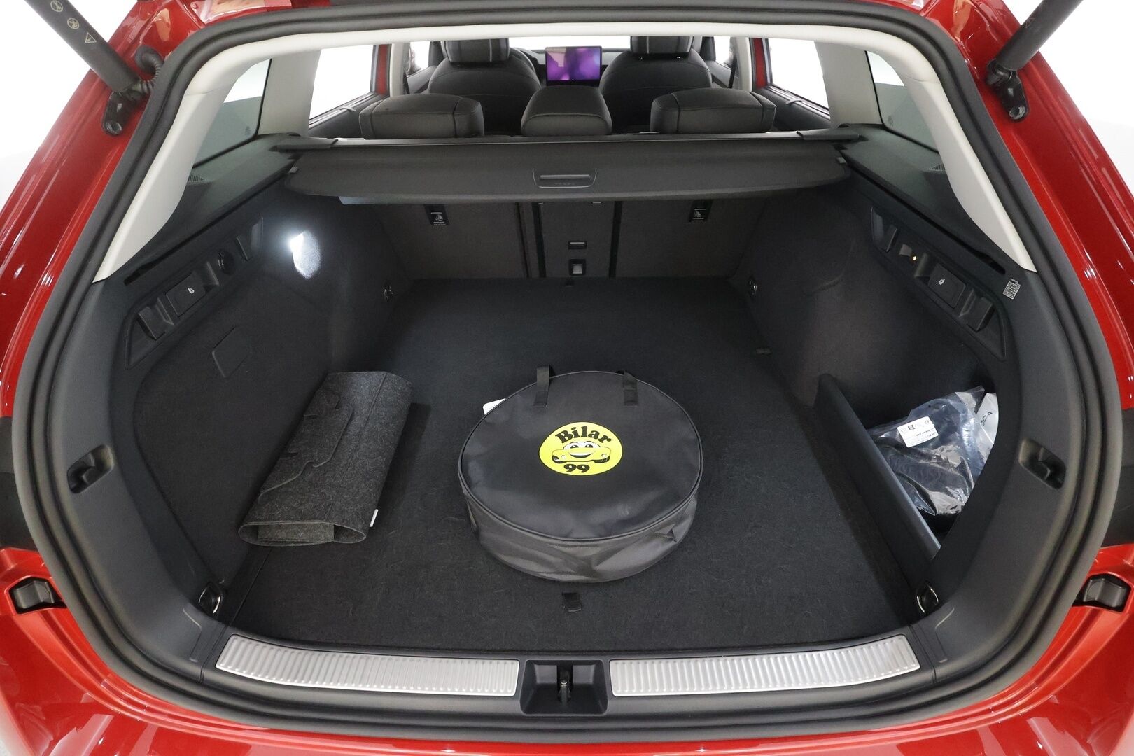 SKODA SUPERB 2025 Combi 1.5 TSI PHEV L&K DSG Autom - | ACC | Koukku | Hierovat&Ilmastoidut Penkit | Crystal Matrix LED | Canton | HUD | 360-Kamera | Comfort Nahat | keyless | Apple&Android | Kahdet Renkaat | Koti & Kauppalaturi |