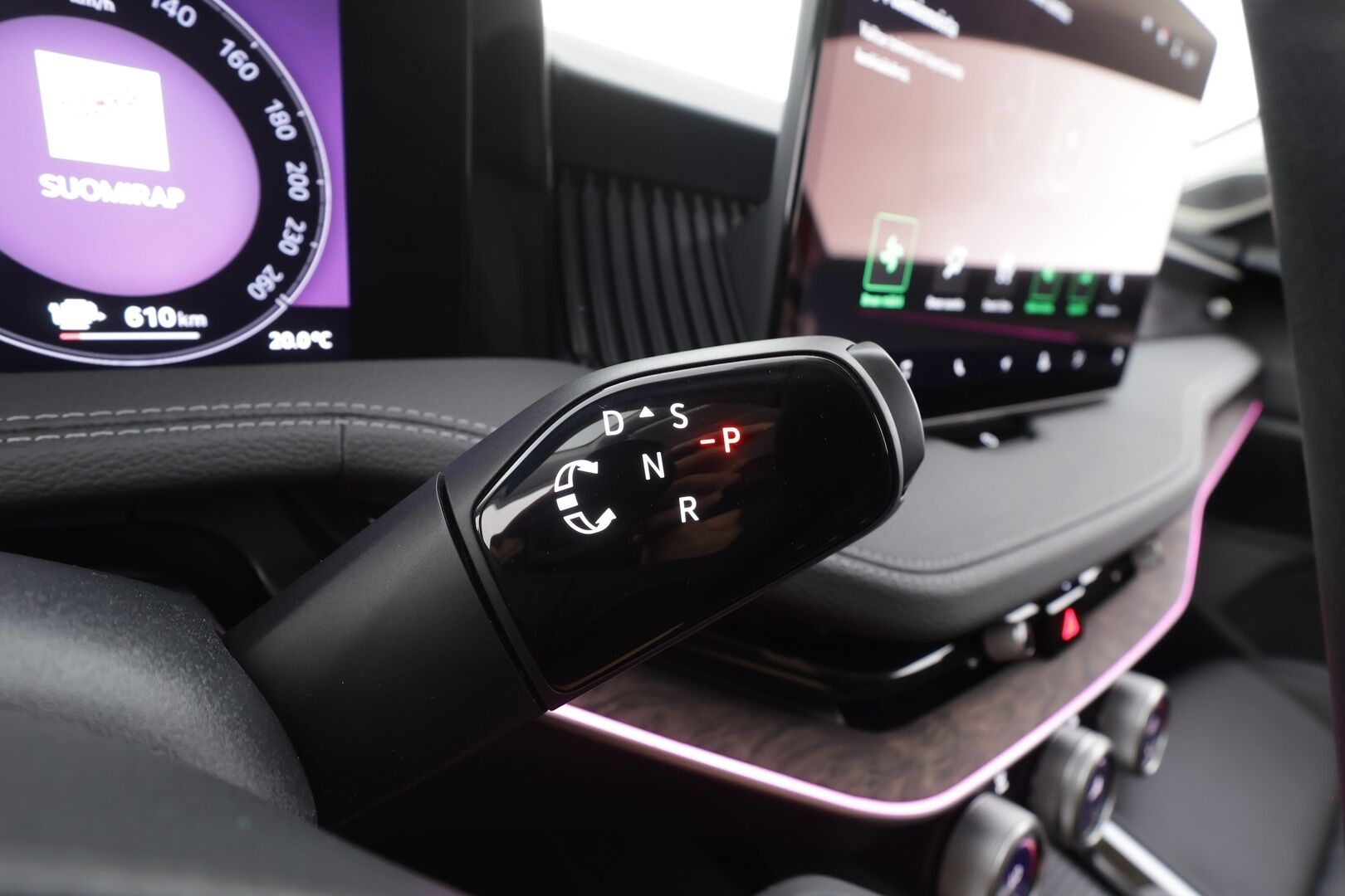 SKODA SUPERB 2025 Combi 1.5 TSI PHEV L&K DSG Autom - | ACC | Koukku | Hierovat&Ilmastoidut Penkit | Crystal Matrix LED | Canton | HUD | 360-Kamera | Comfort Nahat | keyless | Apple&Android | Kahdet Renkaat | Koti & Kauppalaturi |