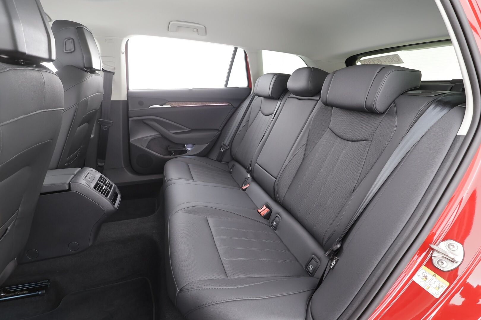 SKODA SUPERB 2025 Combi 1.5 TSI PHEV L&K DSG Autom - | ACC | Koukku | Hierovat&Ilmastoidut Penkit | Crystal Matrix LED | Canton | HUD | 360-Kamera | Comfort Nahat | keyless | Apple&Android | Kahdet Renkaat | Koti & Kauppalaturi |