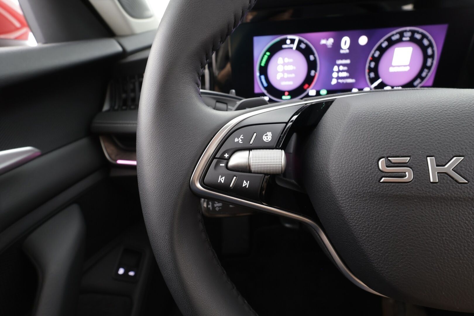 SKODA SUPERB 2025 Combi 1.5 TSI PHEV L&K DSG Autom - | ACC | Koukku | Hierovat&Ilmastoidut Penkit | Crystal Matrix LED | Canton | HUD | 360-Kamera | Comfort Nahat | keyless | Apple&Android | Kahdet Renkaat | Koti & Kauppalaturi |