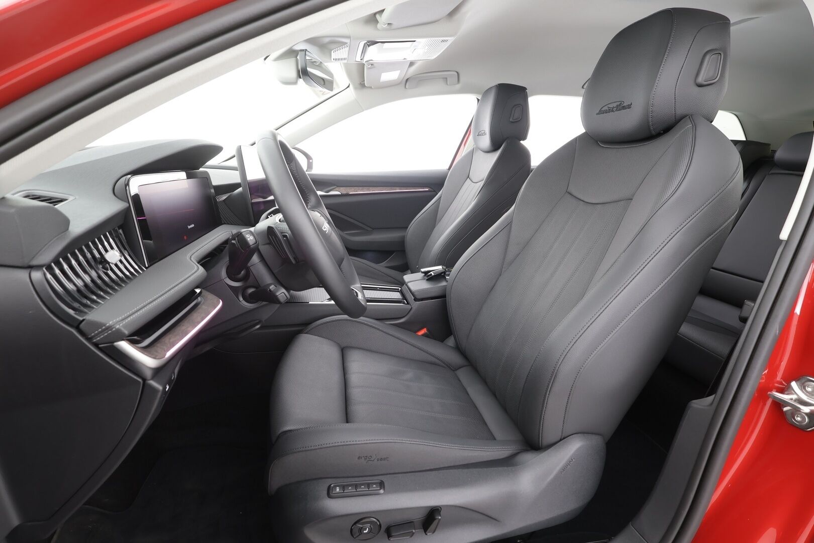 SKODA SUPERB 2025 Combi 1.5 TSI PHEV L&K DSG Autom - | ACC | Koukku | Hierovat&Ilmastoidut Penkit | Crystal Matrix LED | Canton | HUD | 360-Kamera | Comfort Nahat | keyless | Apple&Android | Kahdet Renkaat | Koti & Kauppalaturi |