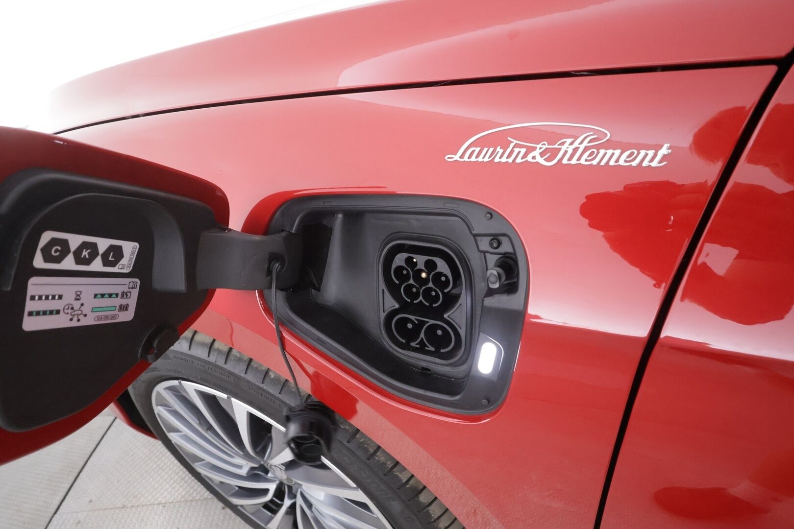 SKODA SUPERB 2025 Combi 1.5 TSI PHEV L&K DSG Autom - | ACC | Koukku | Hierovat&Ilmastoidut Penkit | Crystal Matrix LED | Canton | HUD | 360-Kamera | Comfort Nahat | keyless | Apple&Android | Kahdet Renkaat | Koti & Kauppalaturi |
