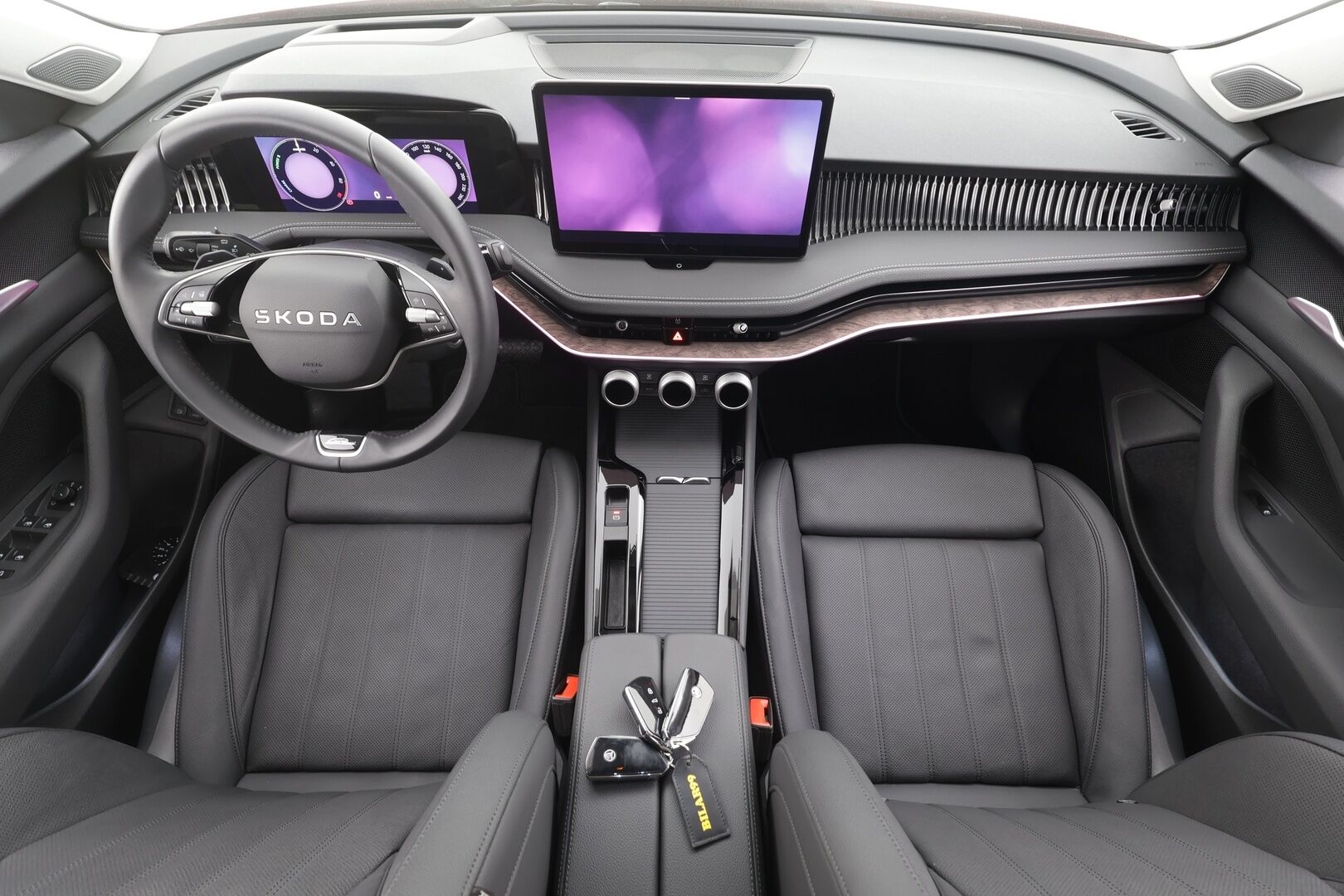 SKODA SUPERB 2025 Combi 1.5 TSI PHEV L&K DSG Autom - | ACC | Koukku | Hierovat&Ilmastoidut Penkit | Crystal Matrix LED | Canton | HUD | 360-Kamera | Comfort Nahat | keyless | Apple&Android | Kahdet Renkaat | Koti & Kauppalaturi |