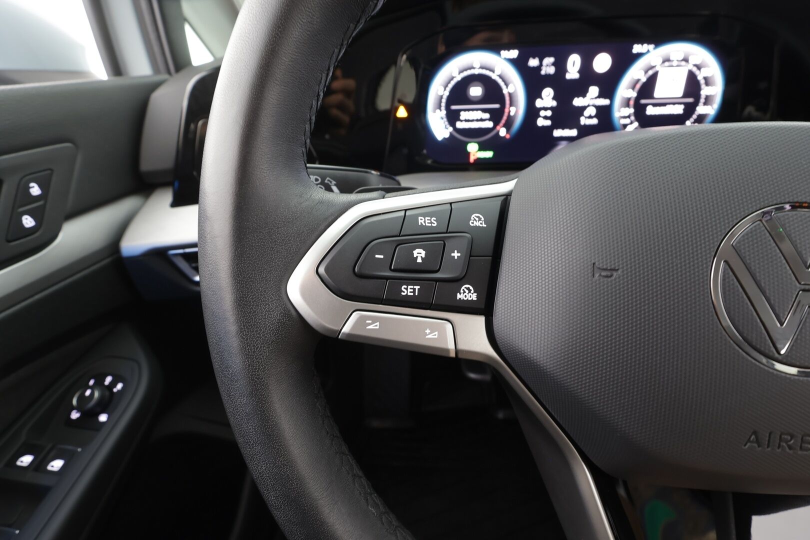 VOLKSWAGEN GOLF 2025 Life 1,5 eTSI 110 kW MHEV DSG - | ACC | Webasto | P.Kamera | Ratinlämmitys | LED | Keyless | Apple&Android | 