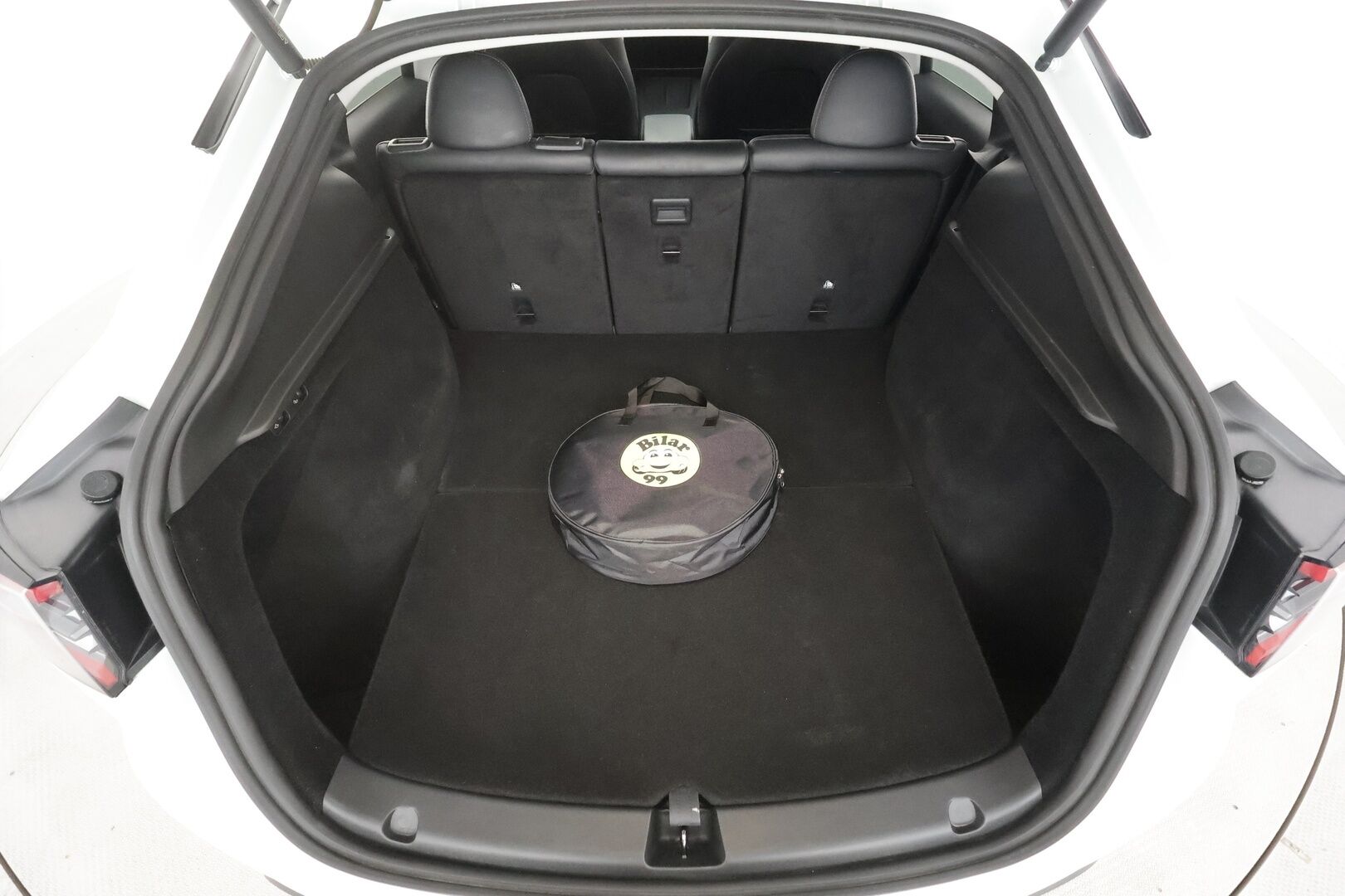 Tesla Model Y 2024 Performance - | Koukku | ILP | Lasikatto | Matrix-LED | P.Kamera | Mustat nahat | Premium Audio | Ratinlämmitin | ALV |