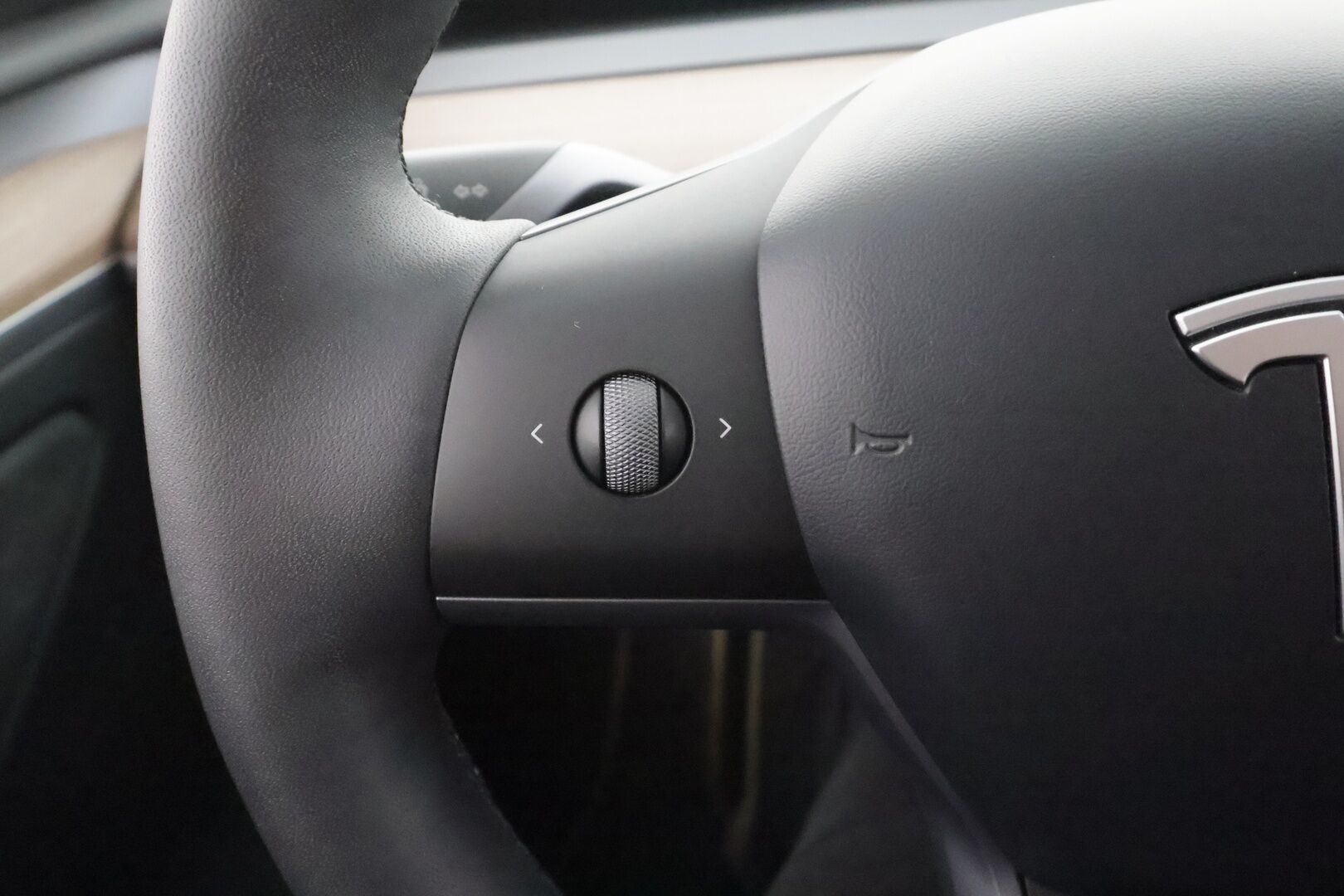 Tesla Model Y 2024 Performance - | Koukku | ILP | Lasikatto | Matrix-LED | P.Kamera | Mustat nahat | Premium Audio | Ratinlämmitin | ALV |