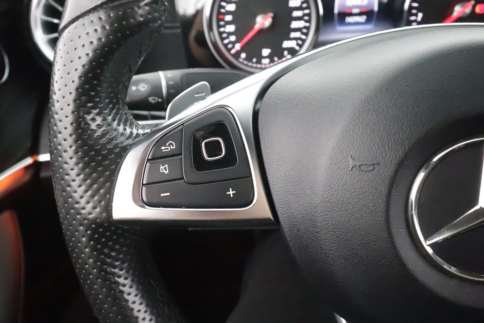 MERCEDES-BENZ E 2017 300 A Coupe AMG  -  Distronic+ | Sporttinahat muistilla | Multibeam LED | Kattoluukku | P.kamera | Steering pilot | Ambient | Navi | Kahdet renkaat vanteilla |