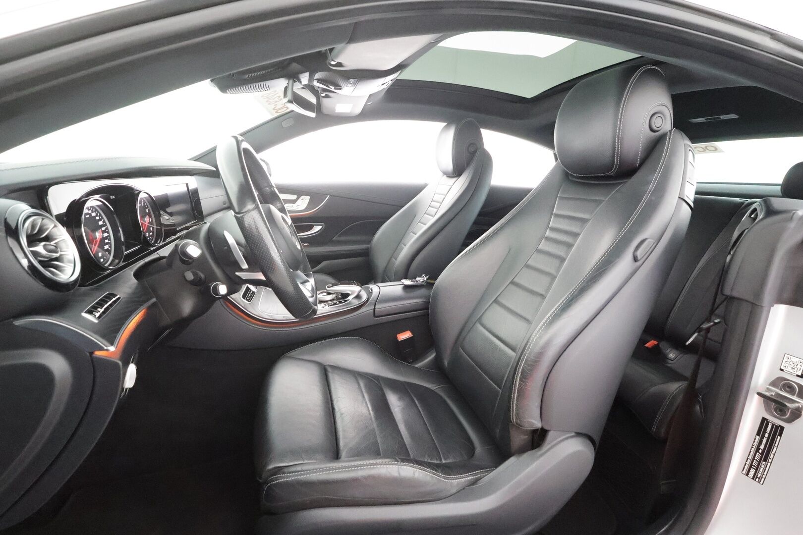 MERCEDES-BENZ E 2017 300 A Coupe AMG  -  Distronic+ | Sporttinahat muistilla | Multibeam LED | Kattoluukku | P.kamera | Steering pilot | Ambient | Navi | Kahdet renkaat vanteilla |