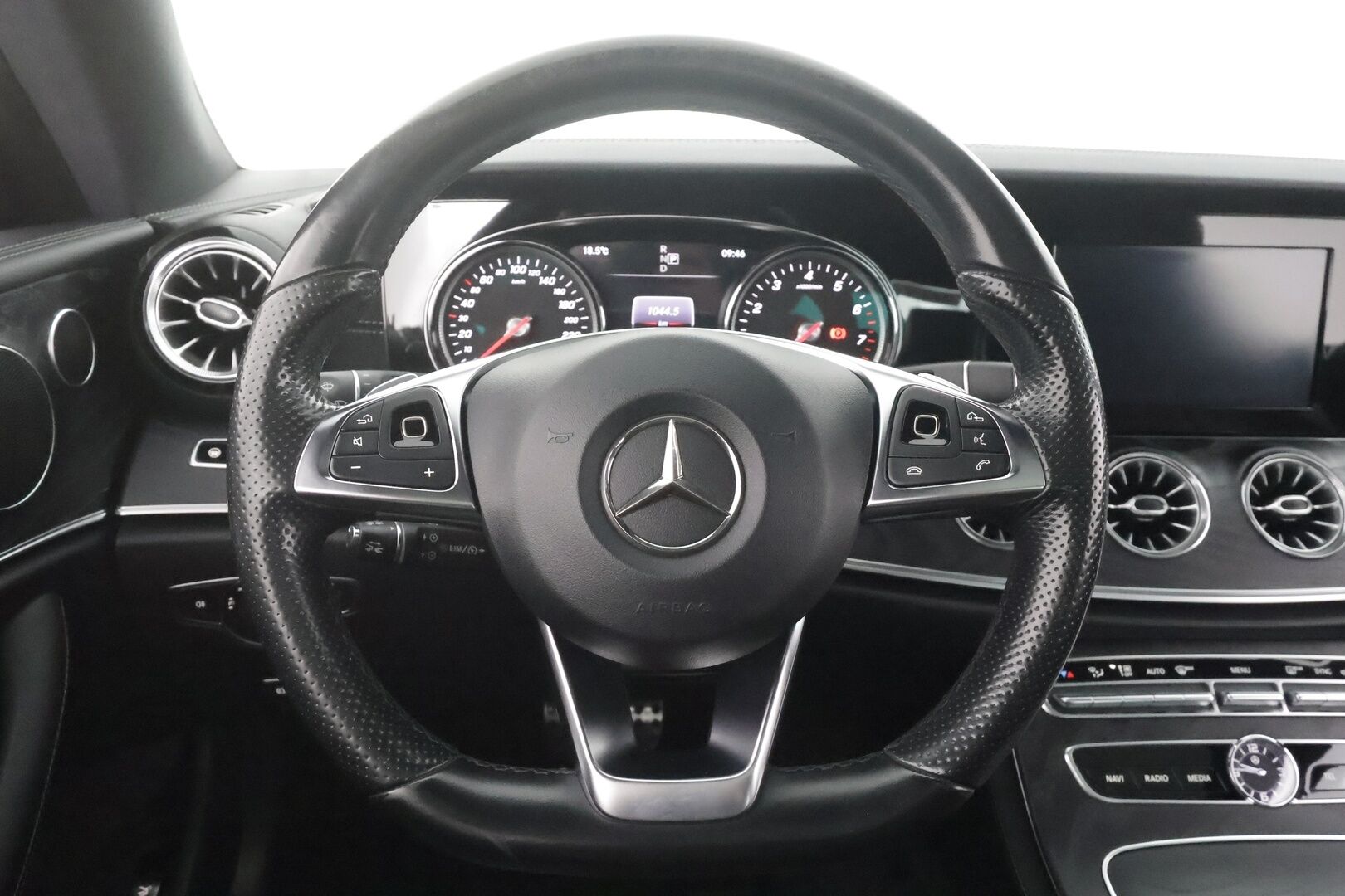 MERCEDES-BENZ E 2017 300 A Coupe AMG  -  Distronic+ | Sporttinahat muistilla | Multibeam LED | Kattoluukku | P.kamera | Steering pilot | Ambient | Navi | Kahdet renkaat vanteilla |
