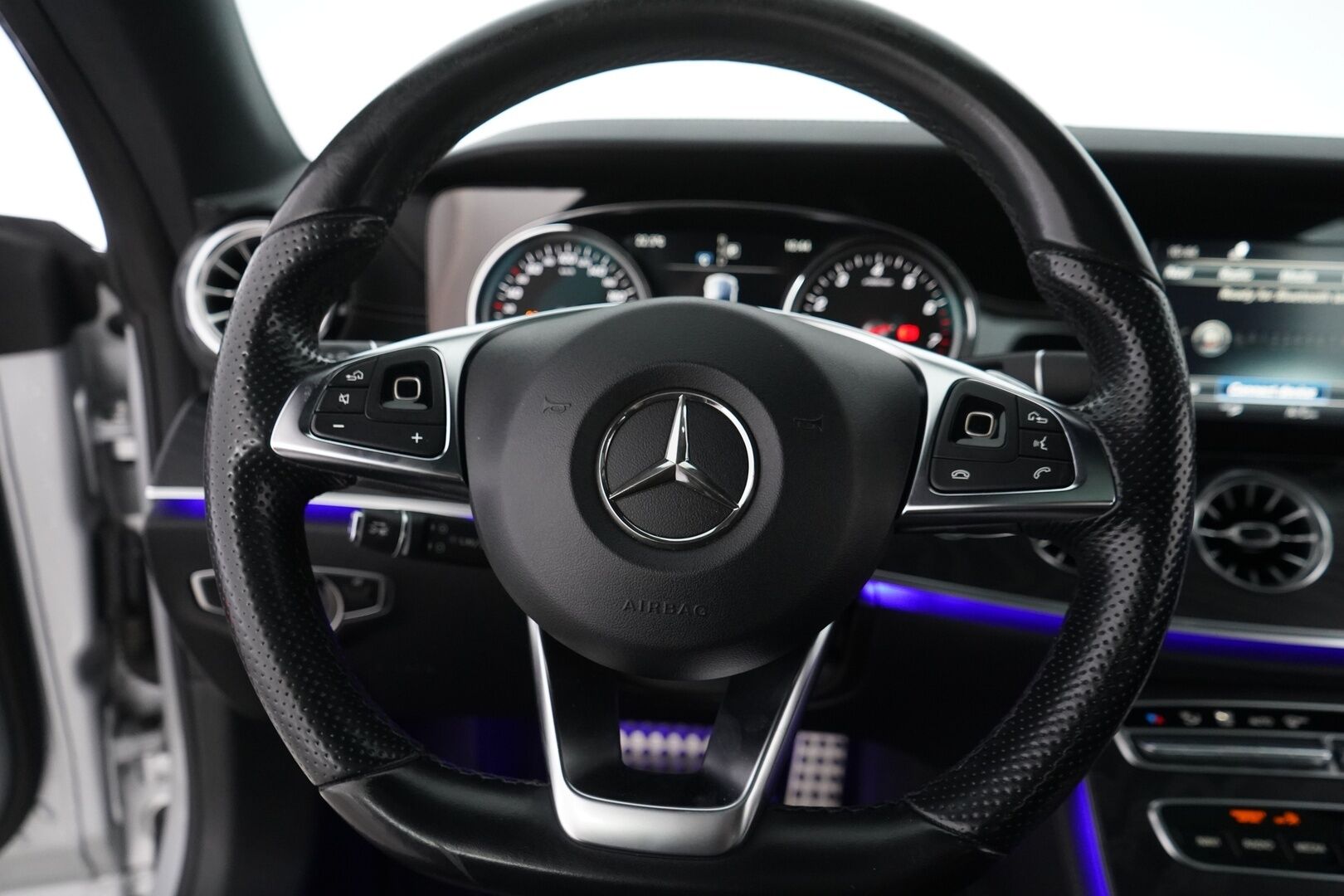 MERCEDES-BENZ E 2017 300 A Coupe AMG  -  Distronic+ | Sporttinahat muistilla | Multibeam LED | Kattoluukku | P.kamera | Steering pilot | Ambient | Navi | Kahdet renkaat vanteilla |