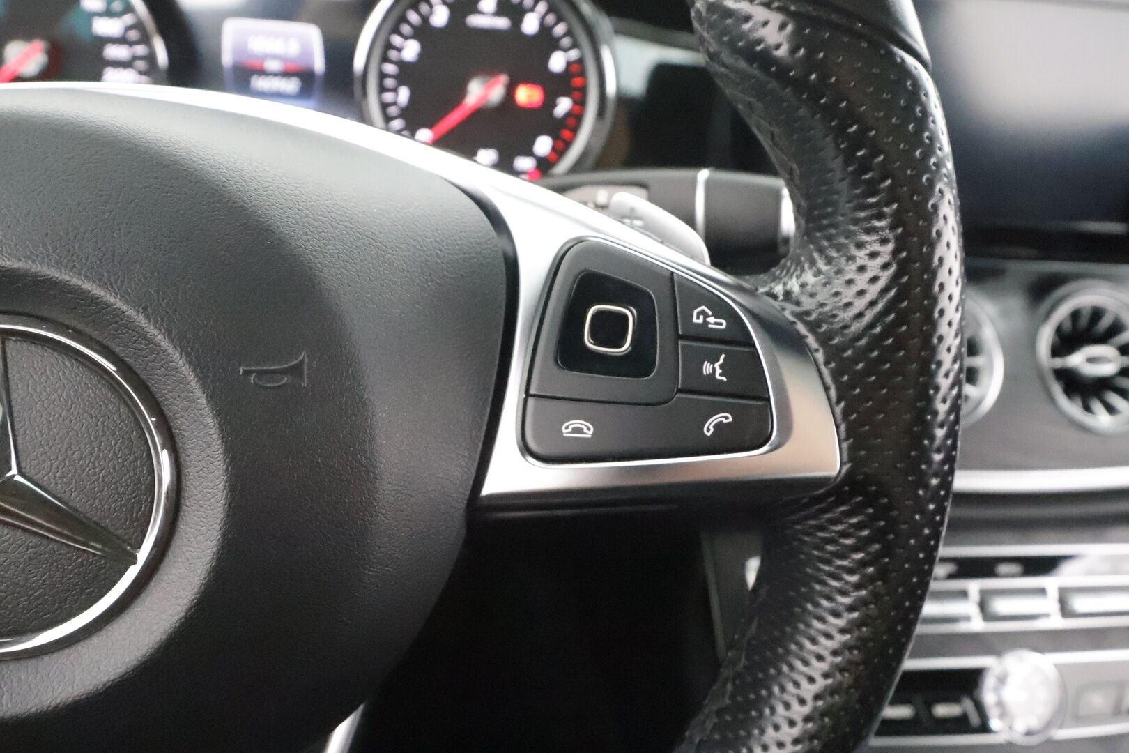MERCEDES-BENZ E 2017 300 A Coupe AMG  -  Distronic+ | Sporttinahat muistilla | Multibeam LED | Kattoluukku | P.kamera | Steering pilot | Ambient | Navi | Kahdet renkaat vanteilla |