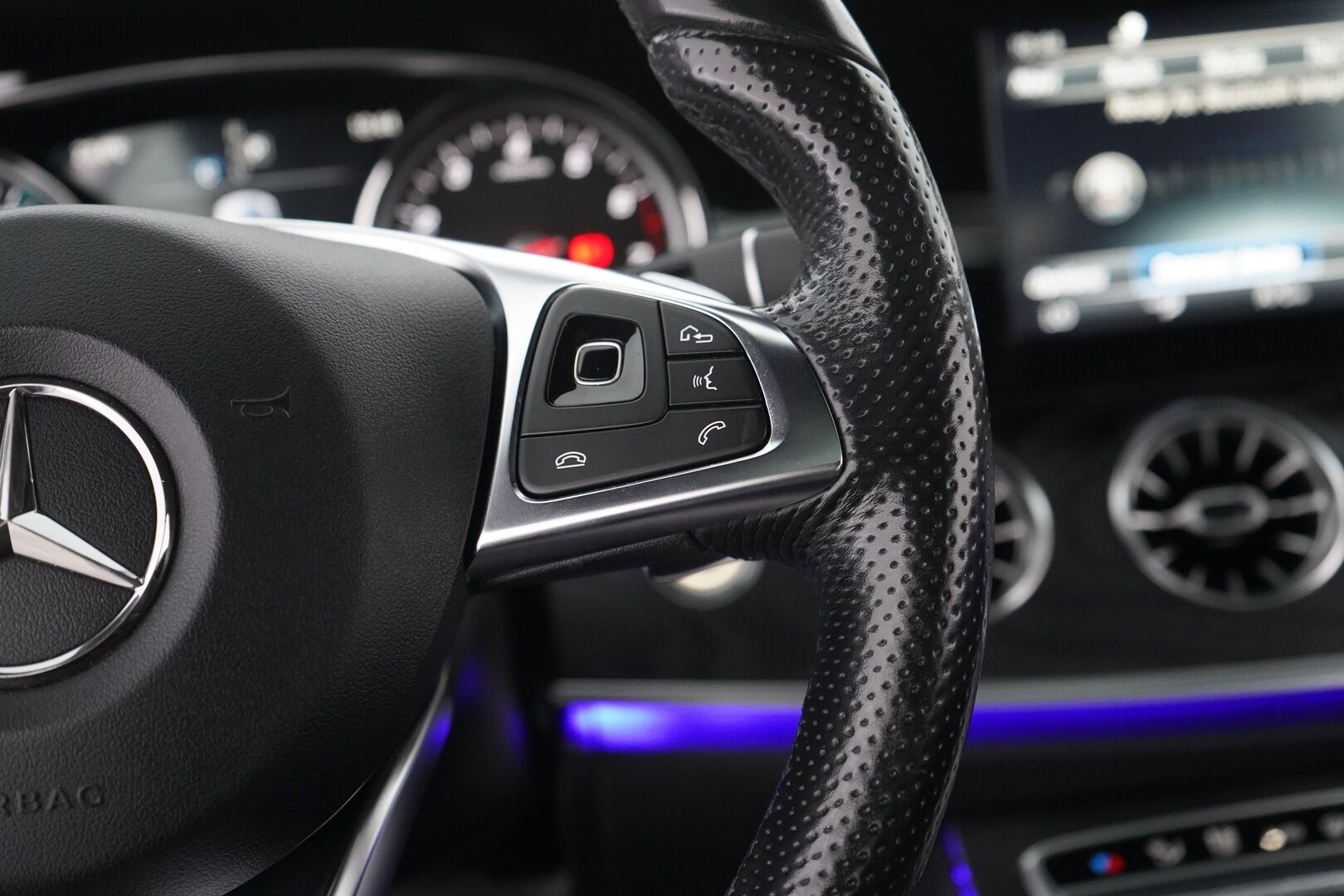 MERCEDES-BENZ E 2017 300 A Coupe AMG  -  Distronic+ | Sporttinahat muistilla | Multibeam LED | Kattoluukku | P.kamera | Steering pilot | Ambient | Navi | Kahdet renkaat vanteilla |