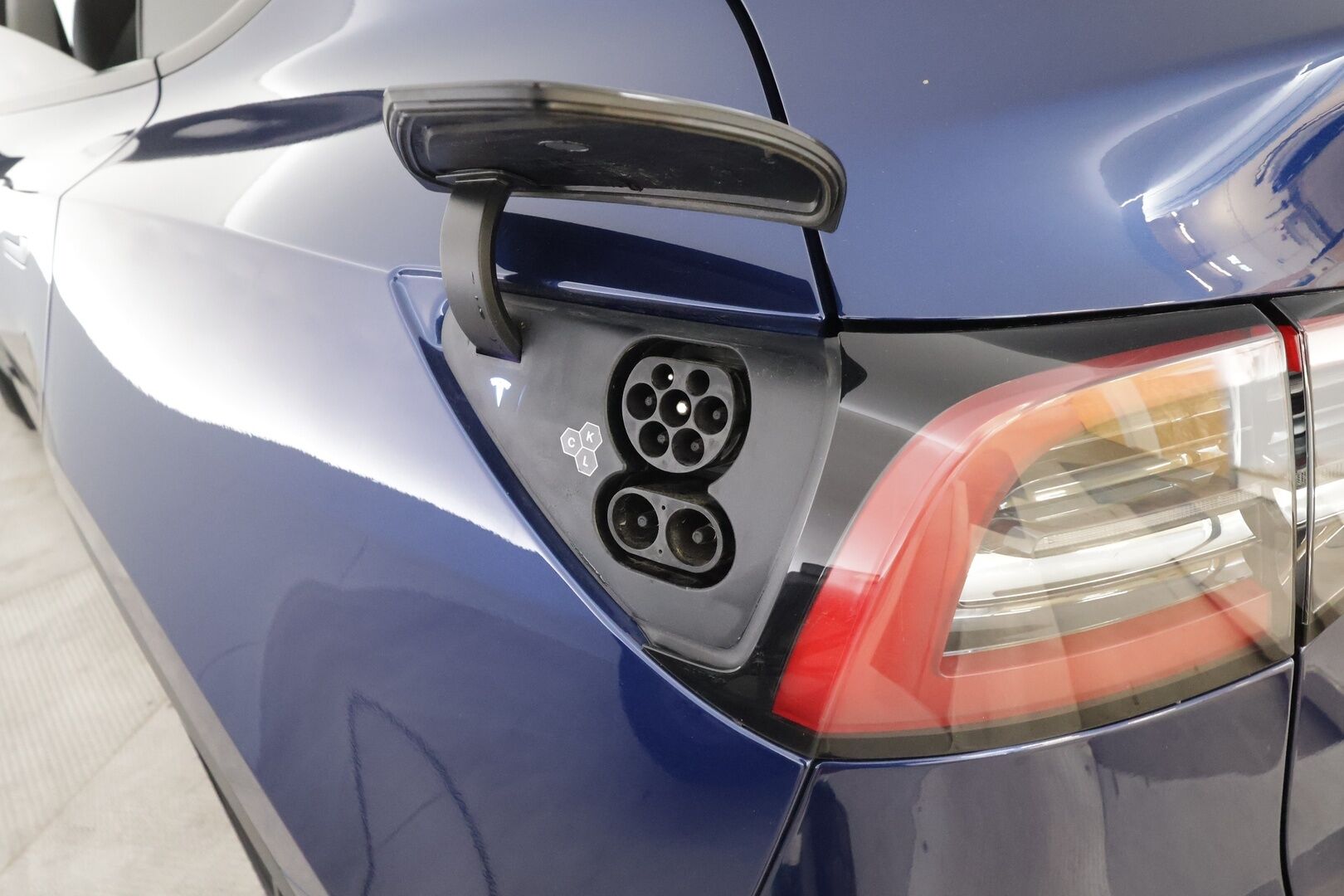 TESLA MODEL Y 2024 RWD - | ILP | Lasikatto | ACC | Matrix-LED | P.Kamera | Muistipenkki | Premium Audio | Navi | Kaistavahti | Keyless | 2x Latauskaapelit | Kahdet renkaat |