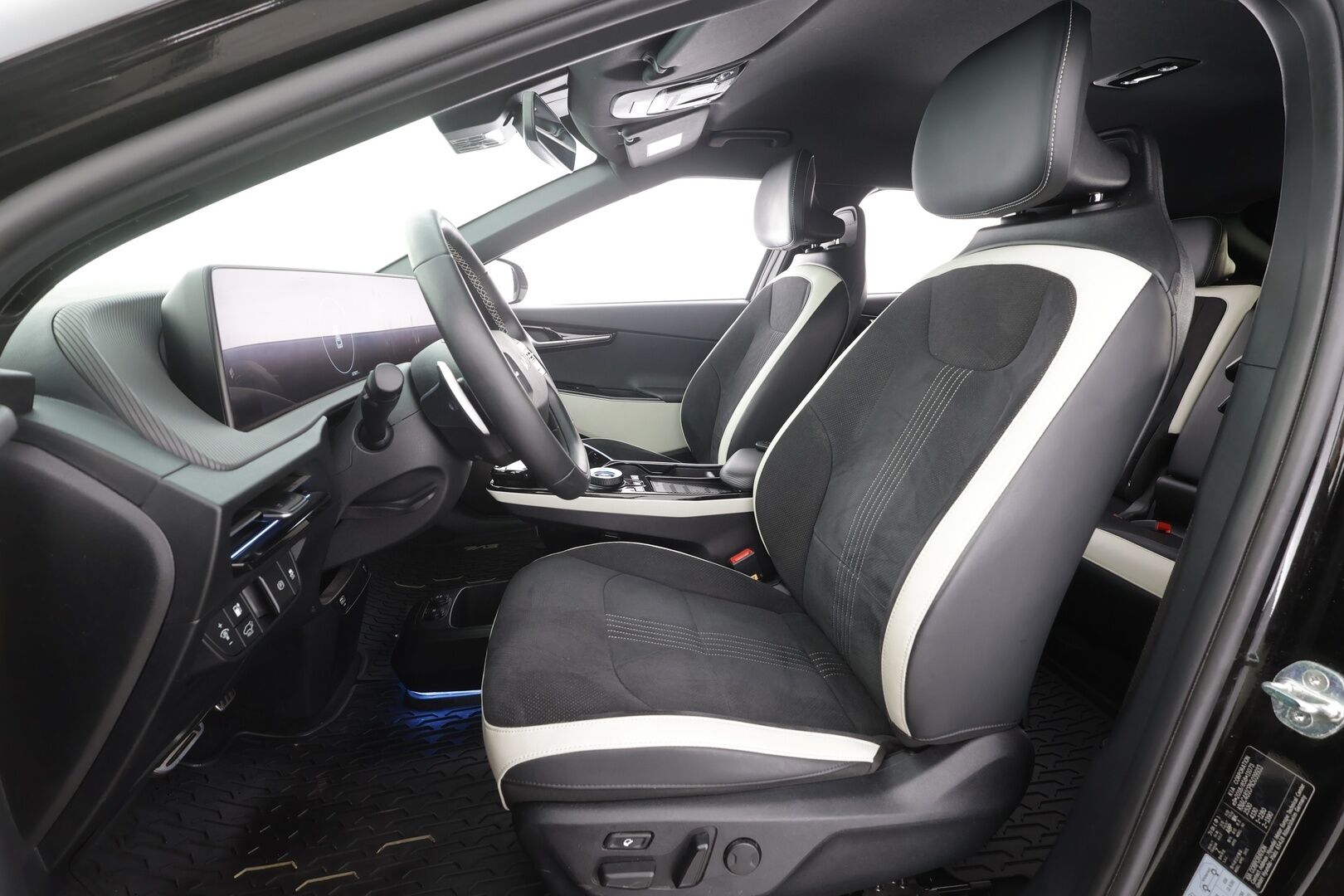 KIA EV6 2022 GT-Line AWD 77 kWh 325 hv - | ACC | ILP | Koukku | HUD | Meridian | 360° | Ilmastoidut relax-penkit | Muistipenkki | Ambient | Akuston esilämmitys | 2x Kia alut | ALV | 