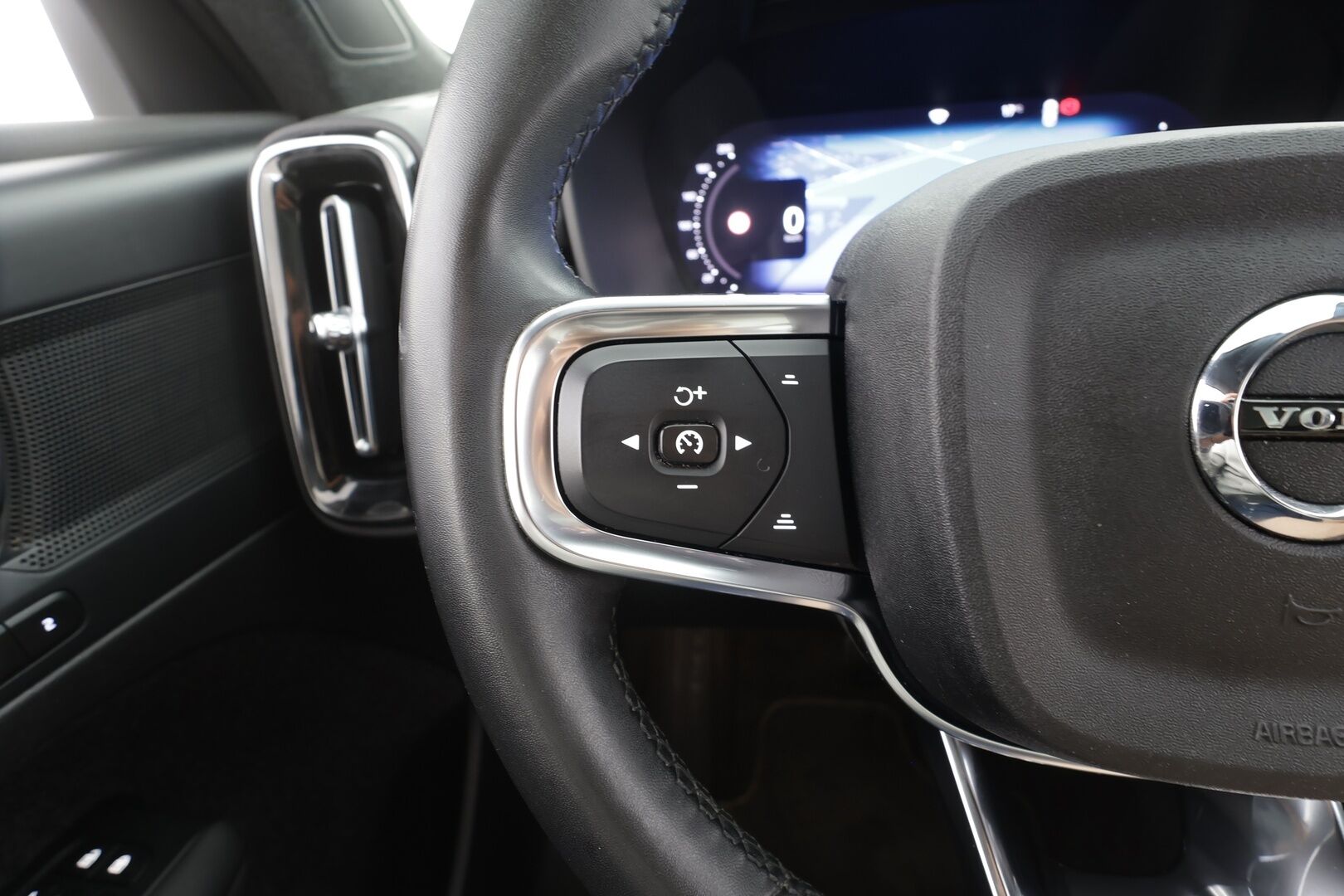 Volvo C40 2023 Recharge Twin Plus  - | ACC | ILP | Koukku | Lasikatto | P.Kamera | Muistipenkki | LED | Navi | BLIS | Keyless | Ratinlämmitin | ALV | Kahdet renkaat aluvanteilla | Merkkihuollettu | 