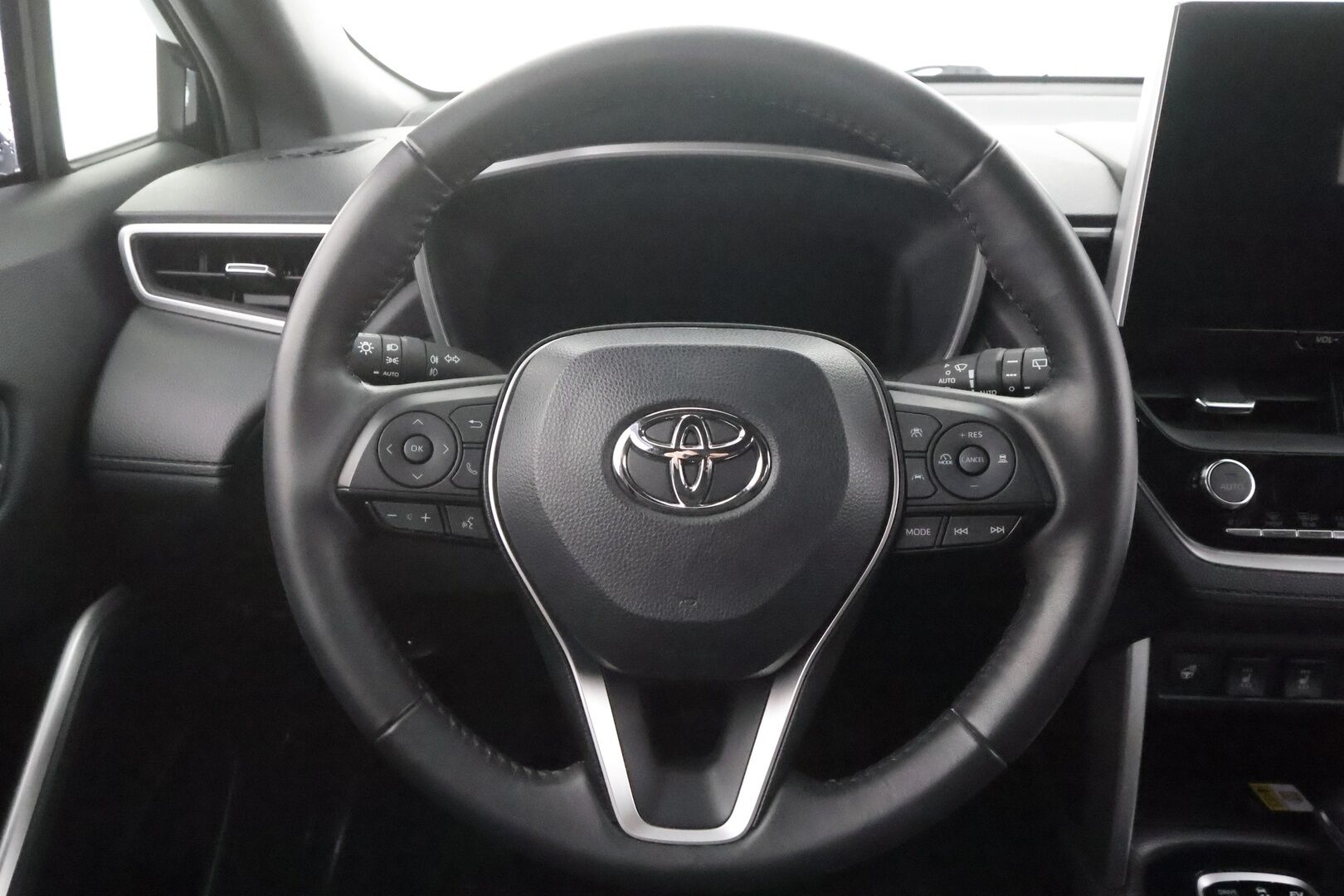 TOYOTA COROLLA CROSS 2023 2.0 Hybrid AWD-I Style - KATSO TÄMÄ HINTA! | ACC | Digimittaristo | Kamera | Keyless | LED | Lämm. ratti | Kaistavahti | BSM | Sähk. takaluukku | Apple & Android | Juuri huollettu