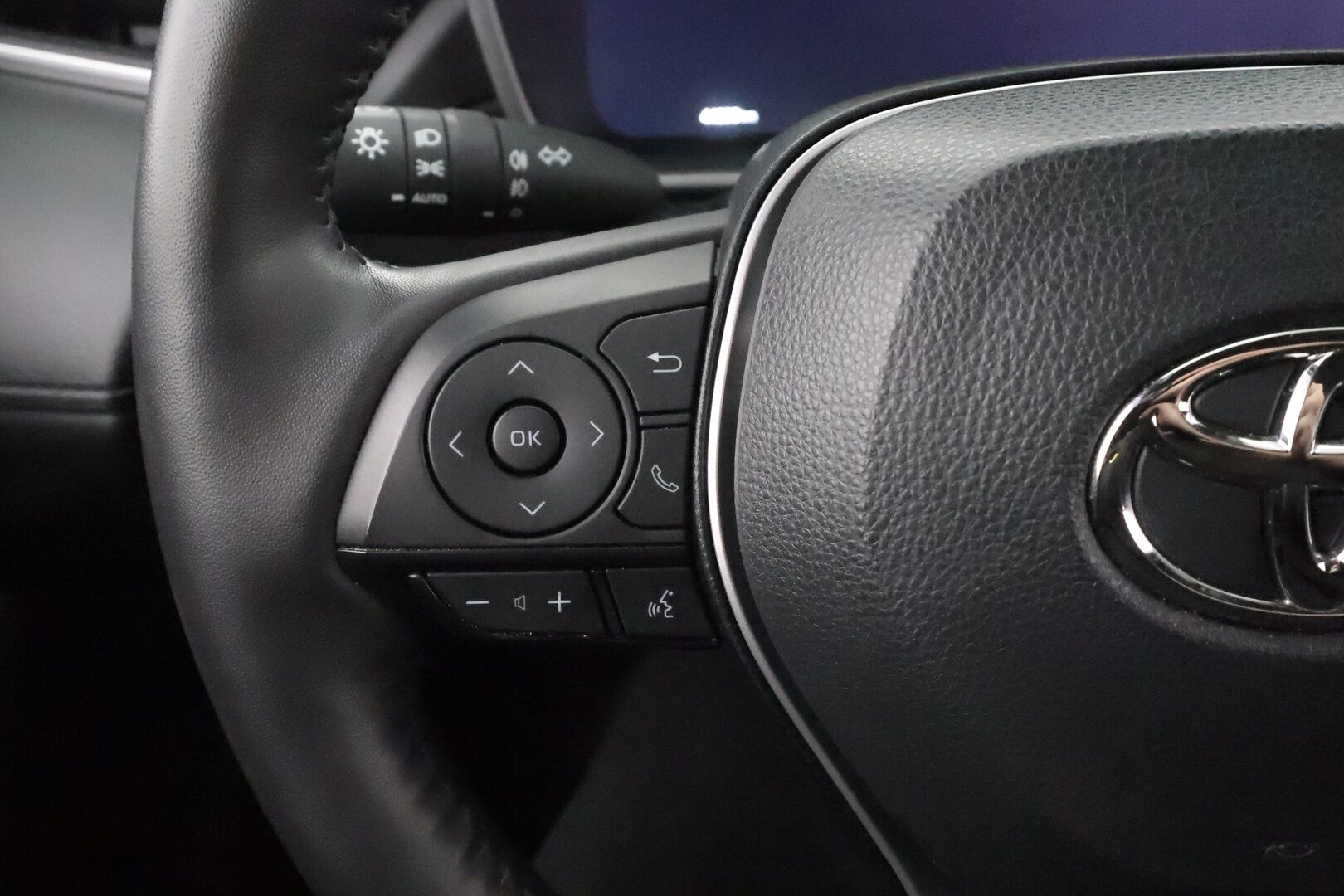 TOYOTA COROLLA CROSS 2023 2.0 Hybrid AWD-I Style - KATSO TÄMÄ HINTA! | ACC | Digimittaristo | Kamera | Keyless | LED | Lämm. ratti | Kaistavahti | BSM | Sähk. takaluukku | Apple & Android | Juuri huollettu