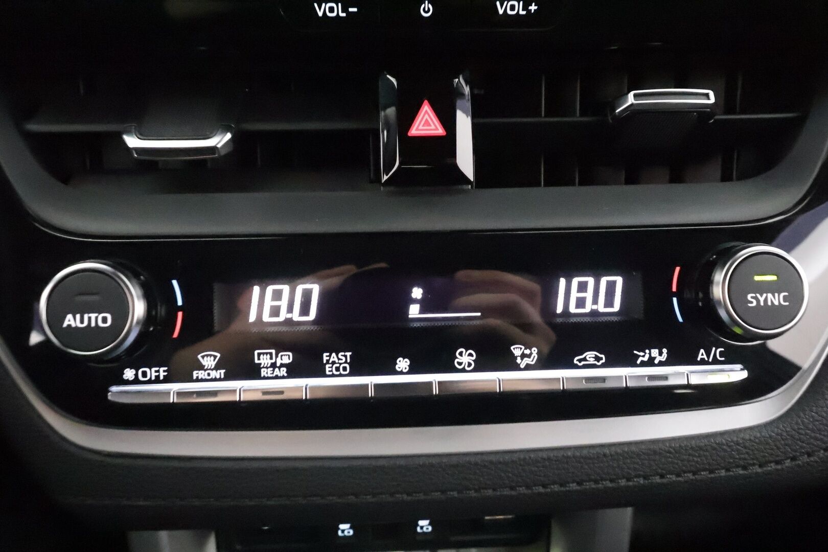 TOYOTA COROLLA CROSS 2023 2.0 Hybrid AWD-I Style - KATSO TÄMÄ HINTA! | ACC | Digimittaristo | Kamera | Keyless | LED | Lämm. ratti | Kaistavahti | BSM | Sähk. takaluukku | Apple & Android | Juuri huollettu