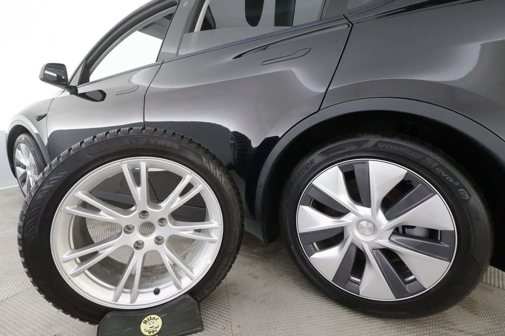 TESLA MODEL Y 2023 RWD - | ILP | Koukku | ACC | Matrix-LED | Lasikatto | Muistipenkki | Premium Audio | Navi | Kaistavahti | Keyless | 2x Latauskaapelit | Kahdet renkaat |