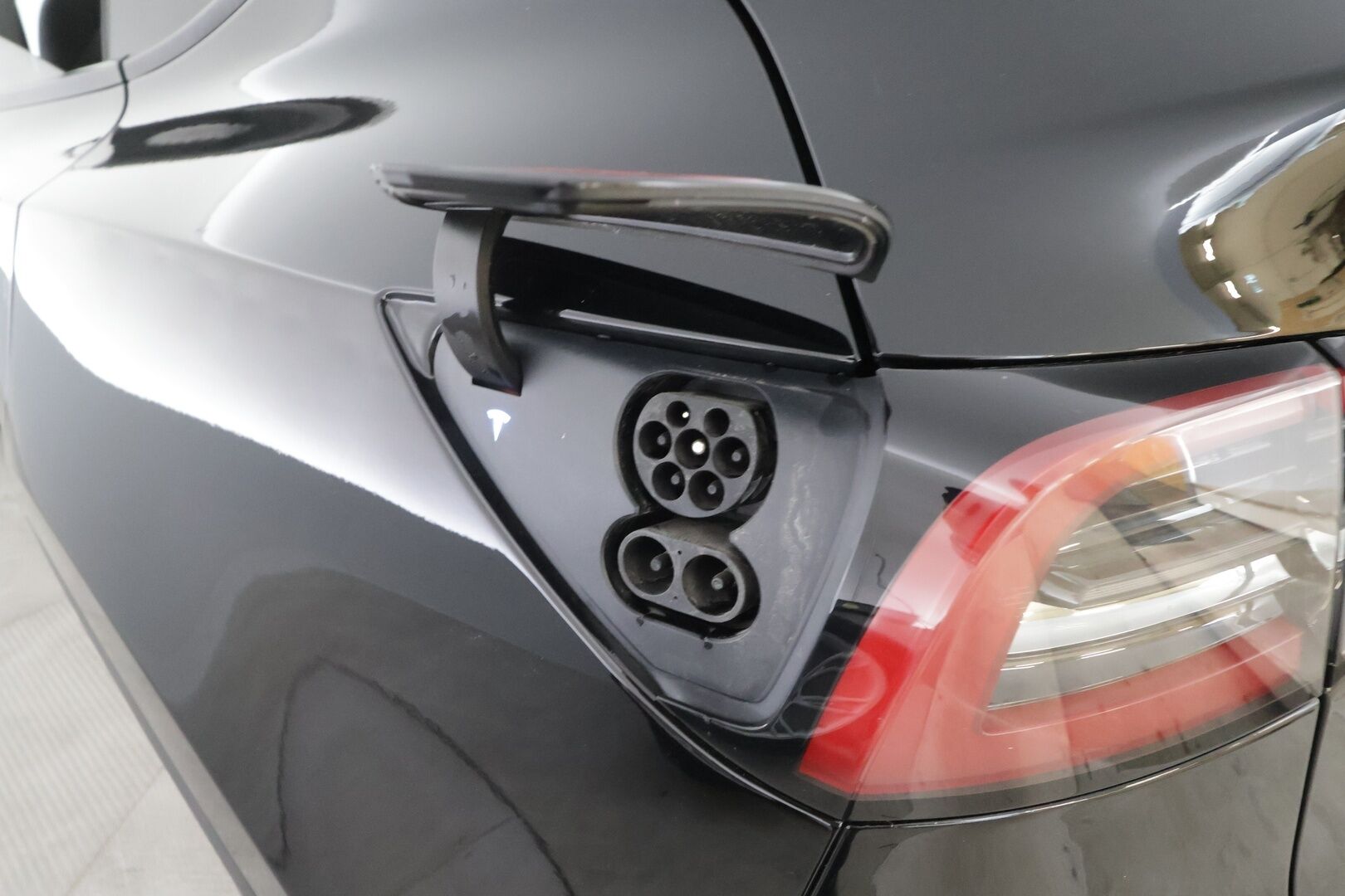 TESLA MODEL Y 2023 RWD - | ILP | Koukku | ACC | Matrix-LED | Lasikatto | Muistipenkki | Premium Audio | Navi | Kaistavahti | Keyless | 2x Latauskaapelit | Kahdet renkaat |