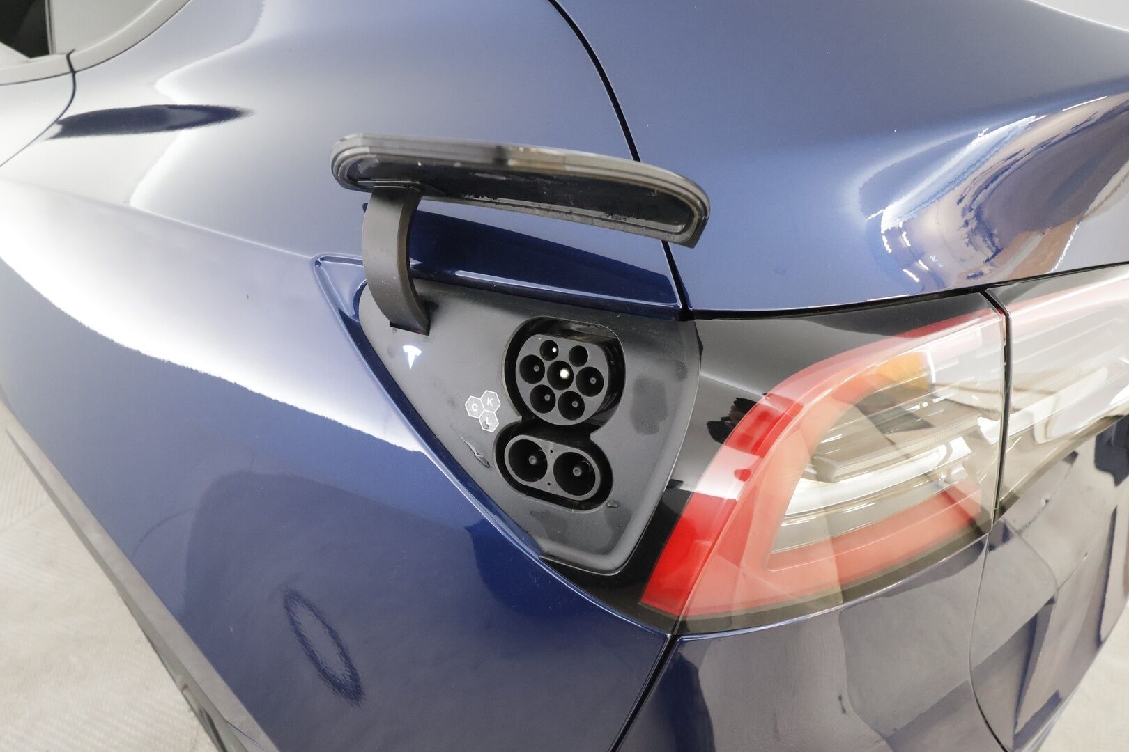 TESLA MODEL Y 2024 RWD - | ILP | Lasikatto | ACC | Matrix-LED | P.Kamera | Muistipenkki | Premium Audio | Navi | Kaistavahti | Keyless | Premium Connectivity | 2x Latauskaapelit | Kahdet renkaat |
